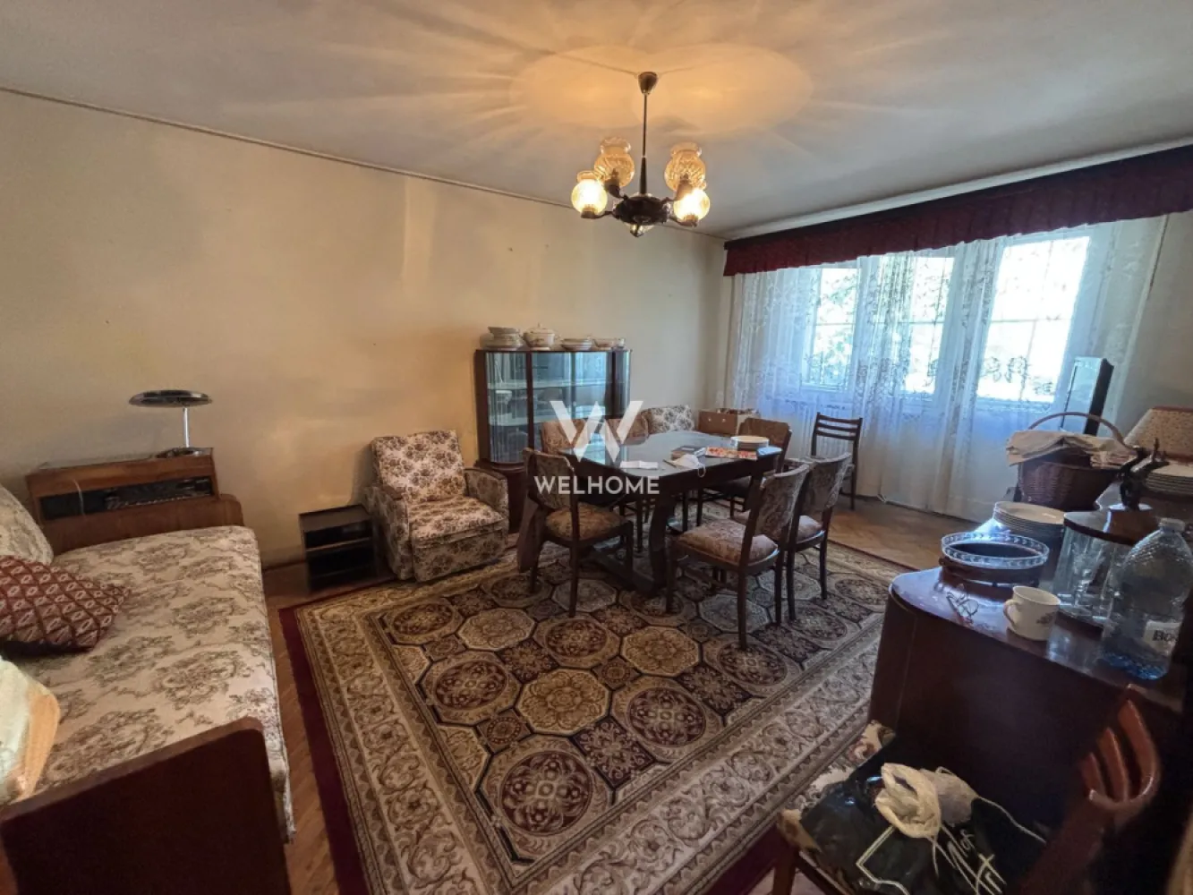Apartament 2 camere DECOMANDAT - Etaj 1 - Pivniță - zona Bd. V. Milea - Apartament 2 camere decomandat cu pivniță, zona Vasile Milea – Calea Dumbrăvii

Cu o suprafață utilă de 55.6 mp, imobilul are o structură complet decomandată și o configurare foarte practică:
- Hol spațios de primire 7.5 mp
- Living cu ieșire directă pe balcon 
- Bucătărie separată, prevăzută cu o cămară utilă cu geam
- Dormitor
- Baie cu geam
Apartamentul se află la etajul 1 al unui bloc solid de 4 etaje.
Imobilul nu este poziționat la strada principală, beneficiind astfel de un mediu mai liniștit și mai privat.
Proprietatea este situată la intersecția Bulevardului Vasile Milea cu Calea Dumbrăvii, una dintre cele mai cotate și căutate zone din Sibiu. Poziția oferă acces rapid și facil către centrul orașului, școli, magazine și stații ale mijloacelor de transport în comun. 
Un plus important al acestei proprietăți este pivnița privată de aproximativ 7 mp, spațiu ideal pentru depozitare suplimentară.
În jurul blocului sunt amenajate locuri de parcare publice. 
Apartamentul se eliberează la cerere și necesită o renovare completă. 
Proprietatea este potrivită atât pentru locuință personală, cât și pentru investiție pe termen lung sau regim hotelier, datorită poziției.
Pentru mai multe detalii sau programarea unei vizionări, mă puteți contacta telefonic.
