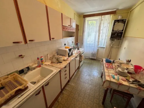 Apartament 2 camere DECOMANDAT - Etaj 1 - Pivniță - zona Bd. V. Milea