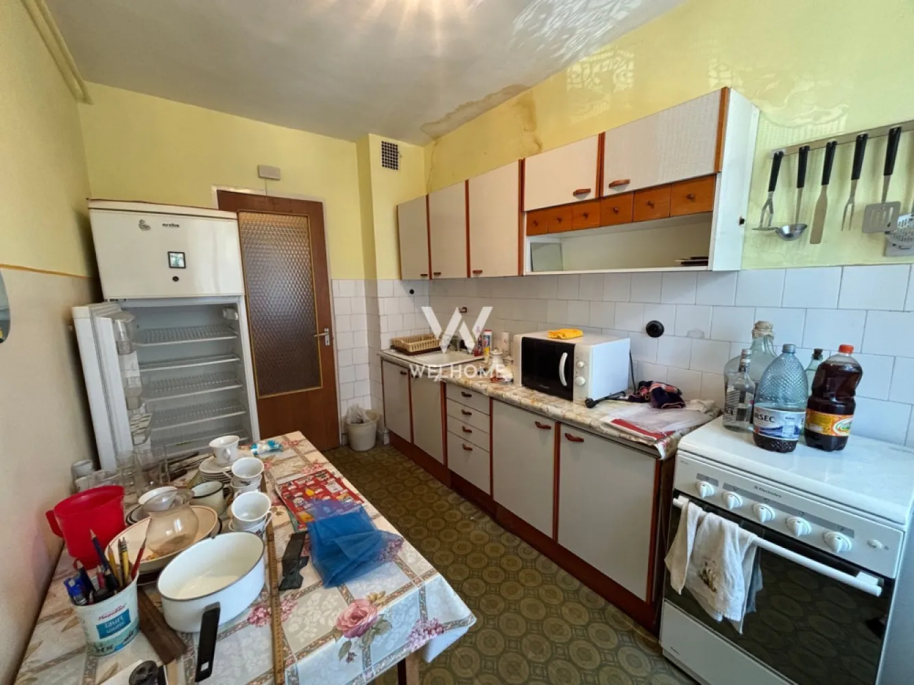 Apartament 2 camere DECOMANDAT - Etaj 1 - Pivniță - zona Bd. V. Milea - Apartament 2 camere decomandat cu pivniță, zona Vasile Milea – Calea Dumbrăvii

Cu o suprafață utilă de 55.6 mp, imobilul are o structură complet decomandată și o configurare foarte practică:
- Hol spațios de primire 7.5 mp
- Living cu ieșire directă pe balcon 
- Bucătărie separată, prevăzută cu o cămară utilă cu geam
- Dormitor
- Baie cu geam
Apartamentul se află la etajul 1 al unui bloc solid de 4 etaje.
Imobilul nu este poziționat la strada principală, beneficiind astfel de un mediu mai liniștit și mai privat.
Proprietatea este situată la intersecția Bulevardului Vasile Milea cu Calea Dumbrăvii, una dintre cele mai cotate și căutate zone din Sibiu. Poziția oferă acces rapid și facil către centrul orașului, școli, magazine și stații ale mijloacelor de transport în comun. 
Un plus important al acestei proprietăți este pivnița privată de aproximativ 7 mp, spațiu ideal pentru depozitare suplimentară.
În jurul blocului sunt amenajate locuri de parcare publice. 
Apartamentul se eliberează la cerere și necesită o renovare completă. 
Proprietatea este potrivită atât pentru locuință personală, cât și pentru investiție pe termen lung sau regim hotelier, datorită poziției.
Pentru mai multe detalii sau programarea unei vizionări, mă puteți contacta telefonic.