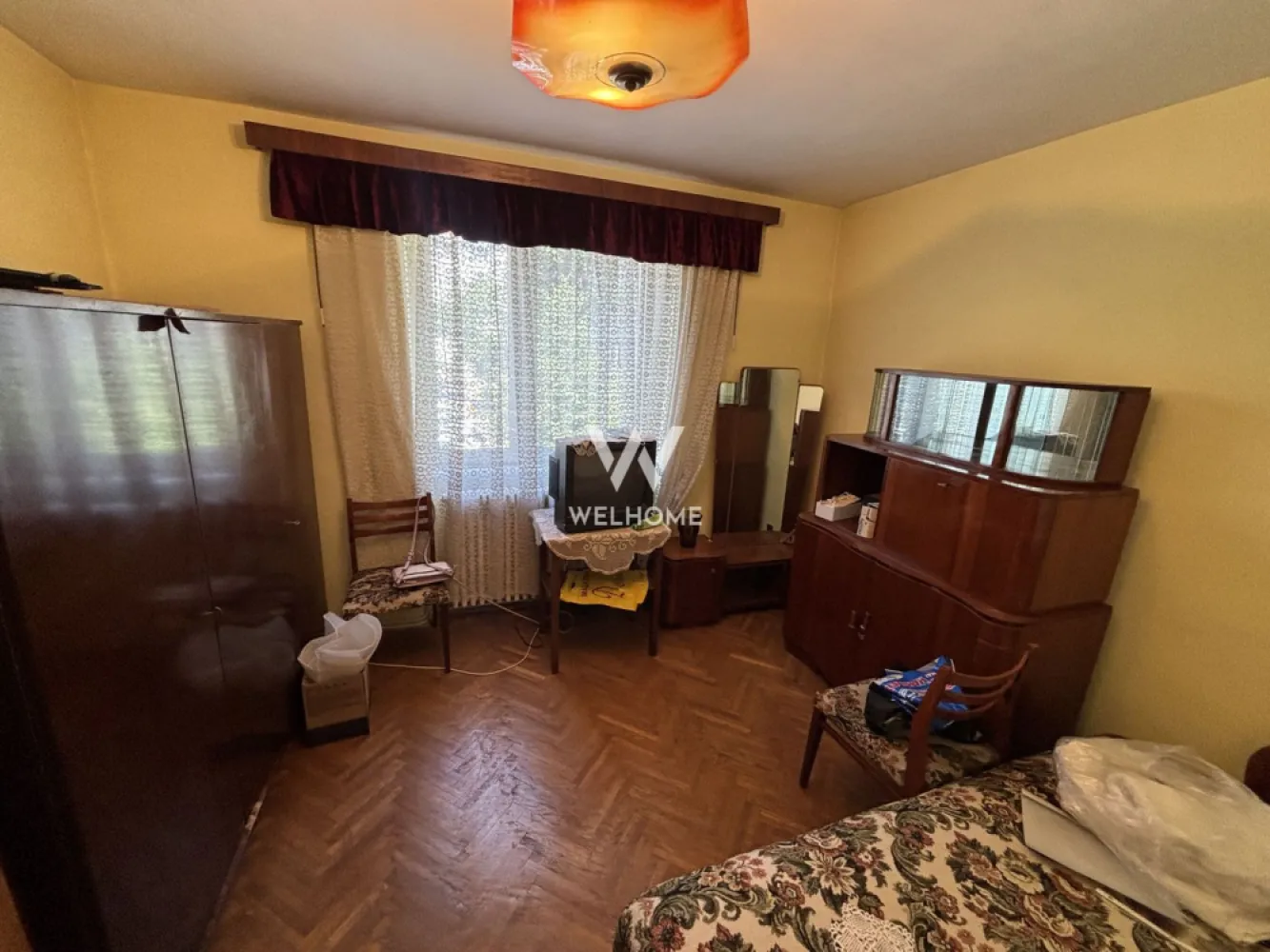 Apartament 2 camere DECOMANDAT - Etaj 1 - Pivniță - zona Bd. V. Milea - Apartament 2 camere decomandat cu pivniță, zona Vasile Milea – Calea Dumbrăvii

Cu o suprafață utilă de 55.6 mp, imobilul are o structură complet decomandată și o configurare foarte practică:
- Hol spațios de primire 7.5 mp
- Living cu ieșire directă pe balcon 
- Bucătărie separată, prevăzută cu o cămară utilă cu geam
- Dormitor
- Baie cu geam
Apartamentul se află la etajul 1 al unui bloc solid de 4 etaje.
Imobilul nu este poziționat la strada principală, beneficiind astfel de un mediu mai liniștit și mai privat.
Proprietatea este situată la intersecția Bulevardului Vasile Milea cu Calea Dumbrăvii, una dintre cele mai cotate și căutate zone din Sibiu. Poziția oferă acces rapid și facil către centrul orașului, școli, magazine și stații ale mijloacelor de transport în comun. 
Un plus important al acestei proprietăți este pivnița privată de aproximativ 7 mp, spațiu ideal pentru depozitare suplimentară.
În jurul blocului sunt amenajate locuri de parcare publice. 
Apartamentul se eliberează la cerere și necesită o renovare completă. 
Proprietatea este potrivită atât pentru locuință personală, cât și pentru investiție pe termen lung sau regim hotelier, datorită poziției.
Pentru mai multe detalii sau programarea unei vizionări, mă puteți contacta telefonic.