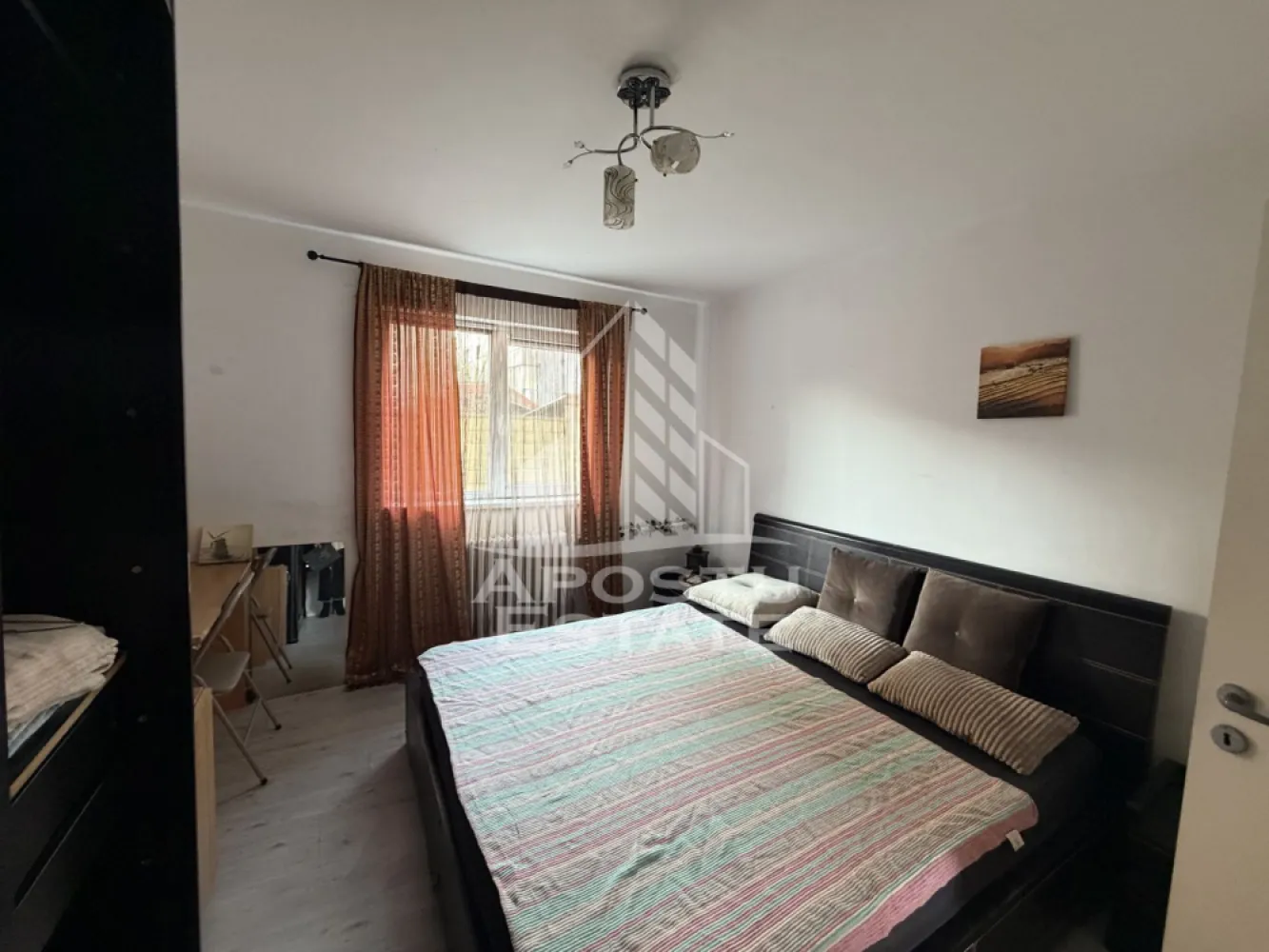 Garsonieră, renovată , 25 mp, Pet Friendly , Cetatii - APOSTU ESTATE vă propune spre închiriere o garsonieră , situata într-o zonă liniștită și bine conectată din Cetății , ideal pentru cupluri sau persoane care doresc un spațiu confortabil.

Suprafață utilă: 25 mp
Compartimentare eficientă:
Bucătărie complet mobilată și utilată, cu loc de luat masa
Dormitor matrimonial mobilat
Baie principală cu duș și geam pentru ventilație naturală

Confort și facilități 
Parcare cu multe locuri de parcare 
Apartamentul este complet mobilat și utilat
Aragaz și plită electrice 

Localizare: Zona Cetatii -liniște, acces facil spre oraș, în apropiere de magazine, școli și mijloace de transport în comun.

Ideal pentru:
Familii
Cupluri
Persoane singure 
Profesioniști care lucrează remote sau au nevoie de birou acasă

Preț chirie: 250 E
Programează o vizionare!