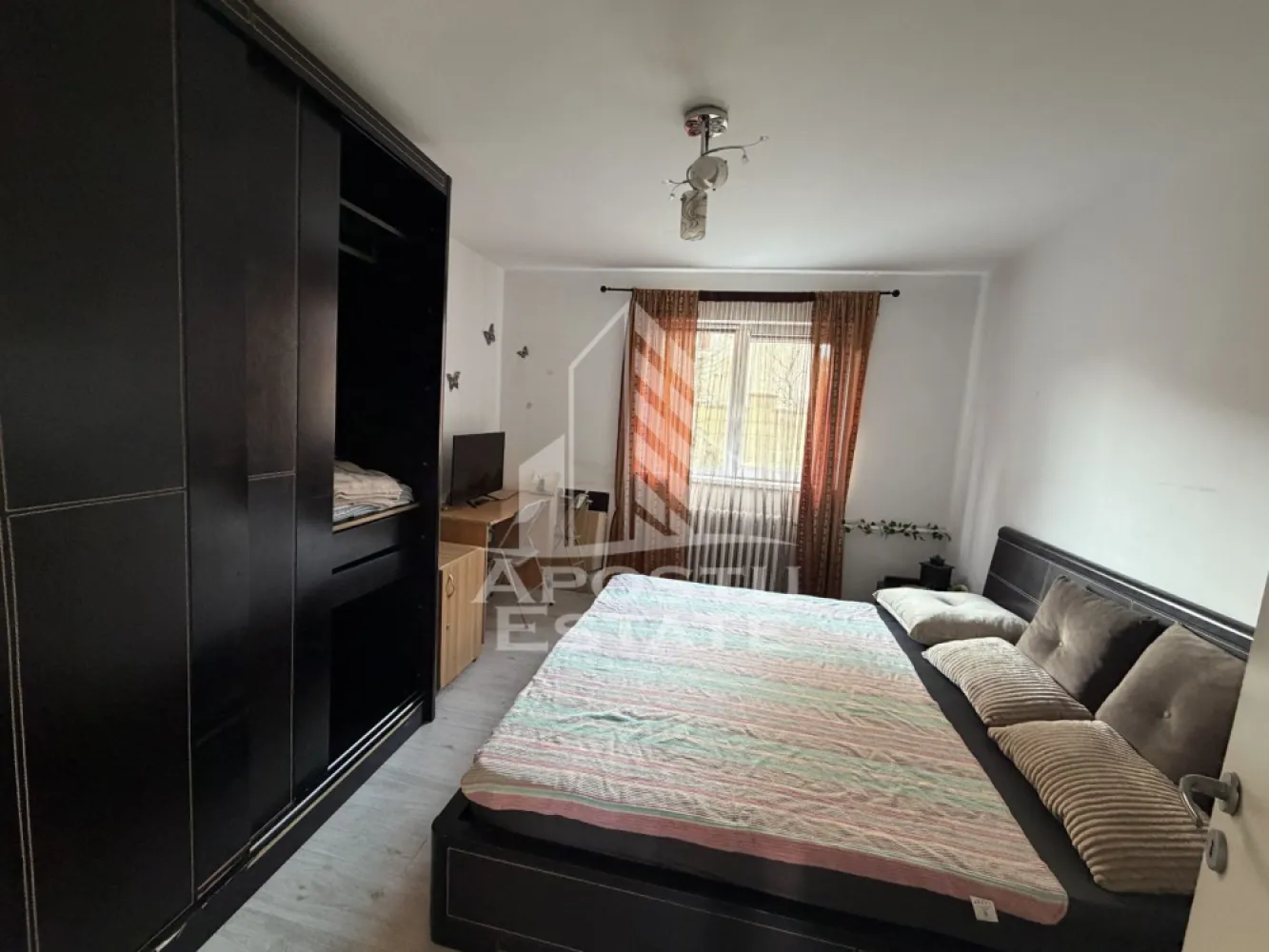 Garsonieră, renovată , 25 mp, Pet Friendly , Cetatii - APOSTU ESTATE vă propune spre închiriere o garsonieră , situata într-o zonă liniștită și bine conectată din Cetății , ideal pentru cupluri sau persoane care doresc un spațiu confortabil.

Suprafață utilă: 25 mp
Compartimentare eficientă:
Bucătărie complet mobilată și utilată, cu loc de luat masa
Dormitor matrimonial mobilat
Baie principală cu duș și geam pentru ventilație naturală

Confort și facilități 
Parcare cu multe locuri de parcare 
Apartamentul este complet mobilat și utilat
Aragaz și plită electrice 

Localizare: Zona Cetatii -liniște, acces facil spre oraș, în apropiere de magazine, școli și mijloace de transport în comun.

Ideal pentru:
Familii
Cupluri
Persoane singure 
Profesioniști care lucrează remote sau au nevoie de birou acasă

Preț chirie: 250 E
Programează o vizionare!