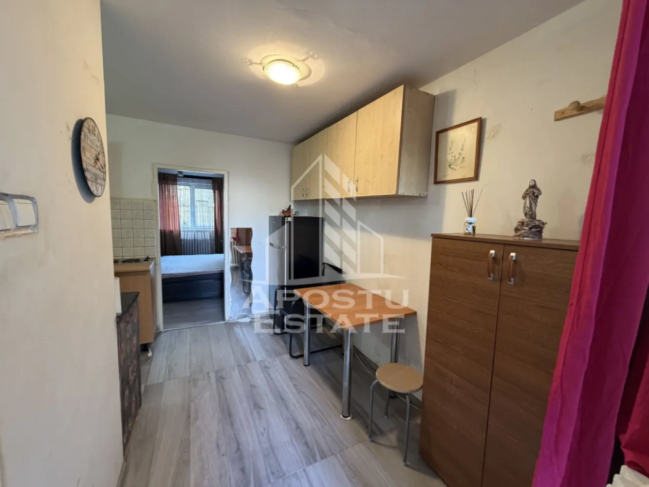 Garsonieră, renovată , 25 mp, Pet Friendly , Cetatii - APOSTU ESTATE vă propune spre închiriere o garsonieră , situata într-o zonă liniștită și bine conectată din Cetății , ideal pentru cupluri sau persoane care doresc un spațiu confortabil.

Suprafață utilă: 25 mp
Compartimentare eficientă:
Bucătărie complet mobilată și utilată, cu loc de luat masa
Dormitor matrimonial mobilat
Baie principală cu duș și geam pentru ventilație naturală

Confort și facilități 
Parcare cu multe locuri de parcare 
Apartamentul este complet mobilat și utilat
Aragaz și plită electrice 

Localizare: Zona Cetatii -liniște, acces facil spre oraș, în apropiere de magazine, școli și mijloace de transport în comun.

Ideal pentru:
Familii
Cupluri
Persoane singure 
Profesioniști care lucrează remote sau au nevoie de birou acasă

Preț chirie: 250 E
Programează o vizionare!
