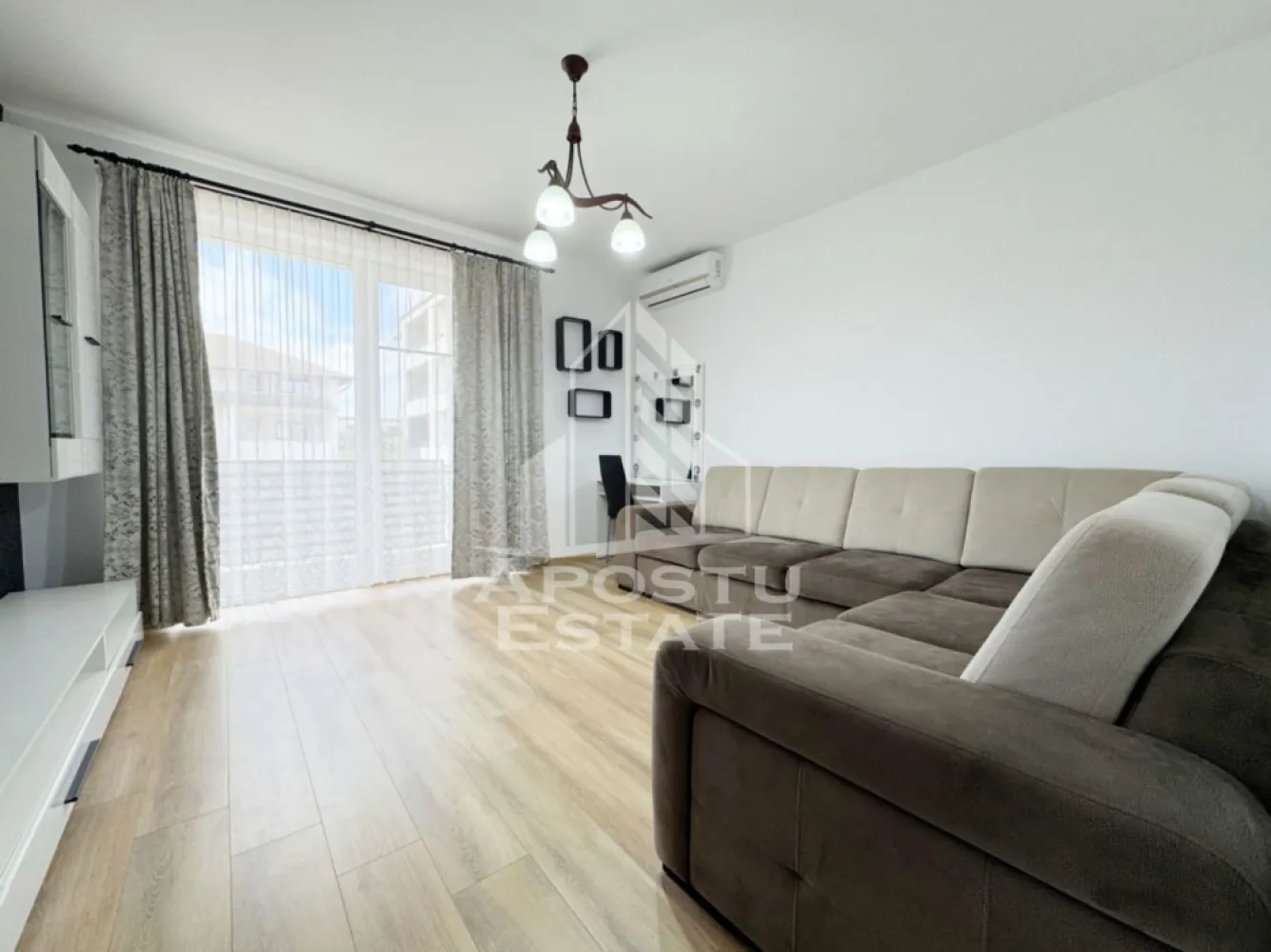 Apartament 2 camere de vanzare, 54mp utili, etajul 1, Giroc zona Penny - Agentia imobiliara APOSTU ESTATE va propune spre vanzare un apartament cu 2 camere decomandat, pozitionat excelent in zona Planetelor foarte aproape de Penny, Giroc, judetul Timis.
Drumul de acces spre imobil este asfaltat. In apropiere se afla magazine si supermarket-uri precum Lidl, Profi, Mega Image, Penny, Scoala, Gradinita la o distanta de 5 minute, acces facil la mijloace de transport in comun.

Apartamentul se vinde complet mobilat si utilat, precum se observa in imagini.
Imobilul dispune de o suprafata de 54 mp utili + 5 mp balcon si este situat la etajul 1/3.

Compartimentare:

- hol acces.
- dormitor.
- bucatarie.
- baie cu geam si cada.
- living.
- balcon.

Detalii tehnice:

- constructie realizata in anul 2018 din caramida Porotherm.
- exterior izolat cu polistiren de 10 cm eps 80.
- pereti despartitori complet din caramida (fara rigips) tencuiti mecanizat finisati cu glet si vopsea lavabila.
- geamuri tripan cu izolare fonica si termica superioara, foarte mari si luminoase.
- centrala proprie pe gaz, sistem eficient de incalzire prin pardoseala.
- usa acces securizata, usi interioare MDF.
- electrocasnice in stare perfecta de functionare.
- 1 loc de parcare.

Utilitati complete: curent, apa de la retea, canalizare, gaz, internet prin fibra optica, cablu TV.

Pret: 110.000 Euro
Pentru mai multe detalii nu ezitati sa ne contactati!

Acceptam orice fel de credit bancar. Oferim consultanta si solutii financiare prin colaboratorii nostri pentru a obtine cel mai avantajos credit Ipotecar sau Noua Casa.

Va asteptam cu drag la o vizionare chiar astazi!
CP 3157800