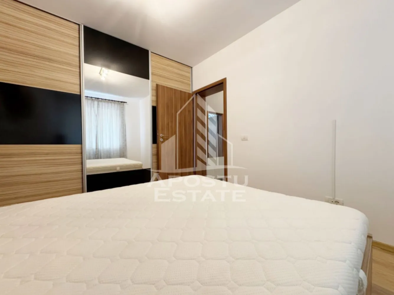 Apartament 2 camere de vanzare, 54mp utili, etajul 1, Giroc zona Penny - Agentia imobiliara APOSTU ESTATE va propune spre vanzare un apartament cu 2 camere decomandat, pozitionat excelent in zona Planetelor foarte aproape de Penny, Giroc, judetul Timis.
Drumul de acces spre imobil este asfaltat. In apropiere se afla magazine si supermarket-uri precum Lidl, Profi, Mega Image, Penny, Scoala, Gradinita la o distanta de 5 minute, acces facil la mijloace de transport in comun.

Apartamentul se vinde complet mobilat si utilat, precum se observa in imagini.
Imobilul dispune de o suprafata de 54 mp utili + 5 mp balcon si este situat la etajul 1/3.

Compartimentare:

- hol acces.
- dormitor.
- bucatarie.
- baie cu geam si cada.
- living.
- balcon.

Detalii tehnice:

- constructie realizata in anul 2018 din caramida Porotherm.
- exterior izolat cu polistiren de 10 cm eps 80.
- pereti despartitori complet din caramida (fara rigips) tencuiti mecanizat finisati cu glet si vopsea lavabila.
- geamuri tripan cu izolare fonica si termica superioara, foarte mari si luminoase.
- centrala proprie pe gaz, sistem eficient de incalzire prin pardoseala.
- usa acces securizata, usi interioare MDF.
- electrocasnice in stare perfecta de functionare.
- 1 loc de parcare.

Utilitati complete: curent, apa de la retea, canalizare, gaz, internet prin fibra optica, cablu TV.

Pret: 110.000 Euro
Pentru mai multe detalii nu ezitati sa ne contactati!

Acceptam orice fel de credit bancar. Oferim consultanta si solutii financiare prin colaboratorii nostri pentru a obtine cel mai avantajos credit Ipotecar sau Noua Casa.

Va asteptam cu drag la o vizionare chiar astazi!
CP 3157800