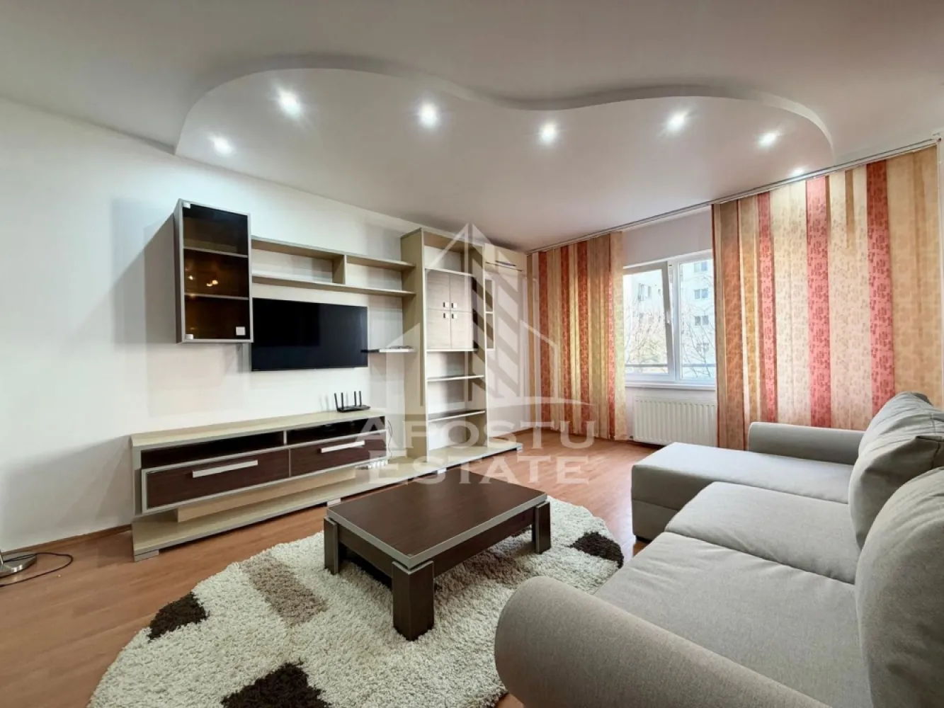 Apartament cu 3 camere de vanzare, bloc nou, Aradului, Timisoara - Agentia imobiliara APOSTU ESTATE va propune spre vanzare un apartament decomandat spatios si modern cu 3 camere, avand o suprafata utila de 83.36 mp, situat la etajul 1 din 5 intr-un bloc cu lift, parte dintr-un complex rezidential construit in anul 2008. Proprietatea se remarca prin compartimentarea excelenta, suprafata generoasa si amplasarea intr-o zona linistita si sigura, fiind ideala atat pentru locuinta proprie, cat si pentru investitie imobiliara.

Detalii generale:
- Suprafata utila: 82.36 mp
- Etaj: 1 din 5
- Bloc cu lift
- An constructie: 2008

Compartimentare:
- Hol de acces generos
- Living spatios cu bucatarie open-space, luminos si primitor
- Dormitor matrimonial cu baie proprie dotata cu cada
- Camera secundara (copii / birou)
- Baie de serviciu

Confort si dotari:
Apartamentul beneficiaza de o compartimentare functionala, spatii ample si finisaje moderne, oferind un nivel ridicat de confort. Complexul rezidential este bine intretinut, cu acces controlat, ceea ce asigura un mediu sigur si placut pentru locatari. In plus, exista un parc de copii interior, destinat exclusiv rezidentilor.
Apartamentul se vinde complet mobilat si utilat.

Localizare:
Proprietatea este situata intr-o zona bine conectata, cu acces rapid catre oras si in apropierea punctelor de interes: supermarketuri, scoli, gradinite, farmacii si mijloace de transport in comun.

Agentia Apostu Estate va ofera consultata bancara gratuita prin intermediul colaboratorilor nostri si broker de credite pentru alegerea celui mai potrivit tip de credit, astfel incat dvs sa deveniti proprietar in cel mai scurt timp posibil.
Programeaza o vizionare chiar astazi si descopera potentialul acestui apartament spatios, ideal pentru un stil de viata confortabil!

ID Intern:CP3056103