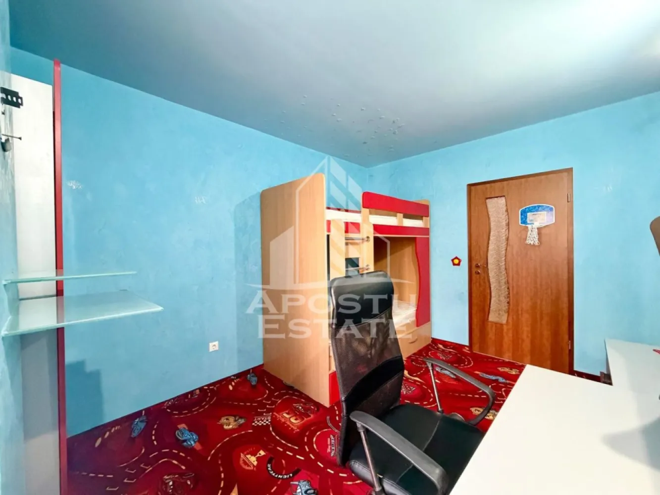 Apartament cu 3 camere de vanzare, bloc nou, Aradului, Timisoara - Agentia imobiliara APOSTU ESTATE va propune spre vanzare un apartament decomandat spatios si modern cu 3 camere, avand o suprafata utila de 83.36 mp, situat la etajul 1 din 5 intr-un bloc cu lift, parte dintr-un complex rezidential construit in anul 2008. Proprietatea se remarca prin compartimentarea excelenta, suprafata generoasa si amplasarea intr-o zona linistita si sigura, fiind ideala atat pentru locuinta proprie, cat si pentru investitie imobiliara.

Detalii generale:
- Suprafata utila: 82.36 mp
- Etaj: 1 din 5
- Bloc cu lift
- An constructie: 2008

Compartimentare:
- Hol de acces generos
- Living spatios cu bucatarie open-space, luminos si primitor
- Dormitor matrimonial cu baie proprie dotata cu cada
- Camera secundara (copii / birou)
- Baie de serviciu

Confort si dotari:
Apartamentul beneficiaza de o compartimentare functionala, spatii ample si finisaje moderne, oferind un nivel ridicat de confort. Complexul rezidential este bine intretinut, cu acces controlat, ceea ce asigura un mediu sigur si placut pentru locatari. In plus, exista un parc de copii interior, destinat exclusiv rezidentilor.
Apartamentul se vinde complet mobilat si utilat.

Localizare:
Proprietatea este situata intr-o zona bine conectata, cu acces rapid catre oras si in apropierea punctelor de interes: supermarketuri, scoli, gradinite, farmacii si mijloace de transport in comun.

Agentia Apostu Estate va ofera consultata bancara gratuita prin intermediul colaboratorilor nostri si broker de credite pentru alegerea celui mai potrivit tip de credit, astfel incat dvs sa deveniti proprietar in cel mai scurt timp posibil.
Programeaza o vizionare chiar astazi si descopera potentialul acestui apartament spatios, ideal pentru un stil de viata confortabil!

ID Intern:CP3056103