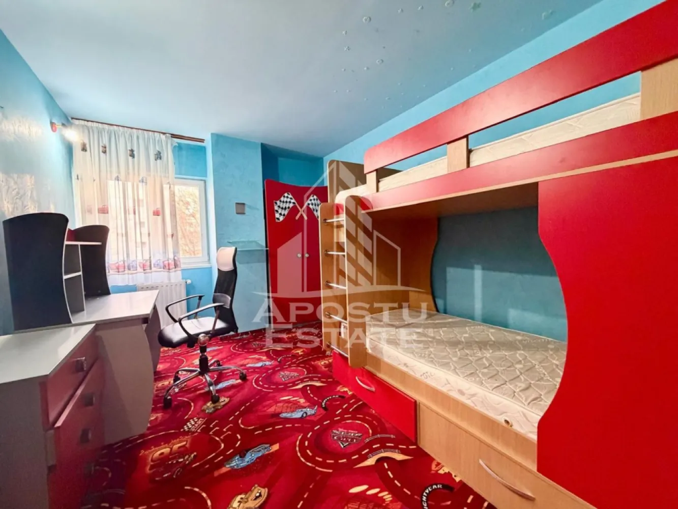 Apartament cu 3 camere de vanzare, bloc nou, Aradului, Timisoara - Agentia imobiliara APOSTU ESTATE va propune spre vanzare un apartament decomandat spatios si modern cu 3 camere, avand o suprafata utila de 83.36 mp, situat la etajul 1 din 5 intr-un bloc cu lift, parte dintr-un complex rezidential construit in anul 2008. Proprietatea se remarca prin compartimentarea excelenta, suprafata generoasa si amplasarea intr-o zona linistita si sigura, fiind ideala atat pentru locuinta proprie, cat si pentru investitie imobiliara.

Detalii generale:
- Suprafata utila: 82.36 mp
- Etaj: 1 din 5
- Bloc cu lift
- An constructie: 2008

Compartimentare:
- Hol de acces generos
- Living spatios cu bucatarie open-space, luminos si primitor
- Dormitor matrimonial cu baie proprie dotata cu cada
- Camera secundara (copii / birou)
- Baie de serviciu

Confort si dotari:
Apartamentul beneficiaza de o compartimentare functionala, spatii ample si finisaje moderne, oferind un nivel ridicat de confort. Complexul rezidential este bine intretinut, cu acces controlat, ceea ce asigura un mediu sigur si placut pentru locatari. In plus, exista un parc de copii interior, destinat exclusiv rezidentilor.
Apartamentul se vinde complet mobilat si utilat.

Localizare:
Proprietatea este situata intr-o zona bine conectata, cu acces rapid catre oras si in apropierea punctelor de interes: supermarketuri, scoli, gradinite, farmacii si mijloace de transport in comun.

Agentia Apostu Estate va ofera consultata bancara gratuita prin intermediul colaboratorilor nostri si broker de credite pentru alegerea celui mai potrivit tip de credit, astfel incat dvs sa deveniti proprietar in cel mai scurt timp posibil.
Programeaza o vizionare chiar astazi si descopera potentialul acestui apartament spatios, ideal pentru un stil de viata confortabil!

ID Intern:CP3056103