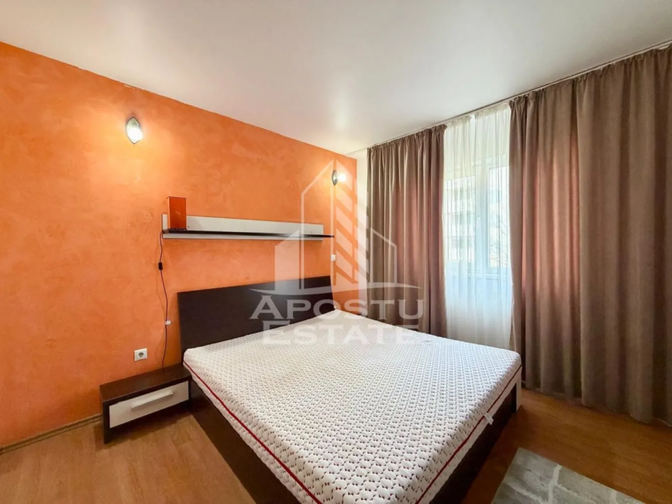 Apartament cu 3 camere de vanzare, bloc nou, Aradului, Timisoara - Agentia imobiliara APOSTU ESTATE va propune spre vanzare un apartament decomandat spatios si modern cu 3 camere, avand o suprafata utila de 83.36 mp, situat la etajul 1 din 5 intr-un bloc cu lift, parte dintr-un complex rezidential construit in anul 2008. Proprietatea se remarca prin compartimentarea excelenta, suprafata generoasa si amplasarea intr-o zona linistita si sigura, fiind ideala atat pentru locuinta proprie, cat si pentru investitie imobiliara.

Detalii generale:
- Suprafata utila: 82.36 mp
- Etaj: 1 din 5
- Bloc cu lift
- An constructie: 2008

Compartimentare:
- Hol de acces generos
- Living spatios cu bucatarie open-space, luminos si primitor
- Dormitor matrimonial cu baie proprie dotata cu cada
- Camera secundara (copii / birou)
- Baie de serviciu

Confort si dotari:
Apartamentul beneficiaza de o compartimentare functionala, spatii ample si finisaje moderne, oferind un nivel ridicat de confort. Complexul rezidential este bine intretinut, cu acces controlat, ceea ce asigura un mediu sigur si placut pentru locatari. In plus, exista un parc de copii interior, destinat exclusiv rezidentilor.
Apartamentul se vinde complet mobilat si utilat.

Localizare:
Proprietatea este situata intr-o zona bine conectata, cu acces rapid catre oras si in apropierea punctelor de interes: supermarketuri, scoli, gradinite, farmacii si mijloace de transport in comun.

Agentia Apostu Estate va ofera consultata bancara gratuita prin intermediul colaboratorilor nostri si broker de credite pentru alegerea celui mai potrivit tip de credit, astfel incat dvs sa deveniti proprietar in cel mai scurt timp posibil.
Programeaza o vizionare chiar astazi si descopera potentialul acestui apartament spatios, ideal pentru un stil de viata confortabil!

ID Intern:CP3056103
