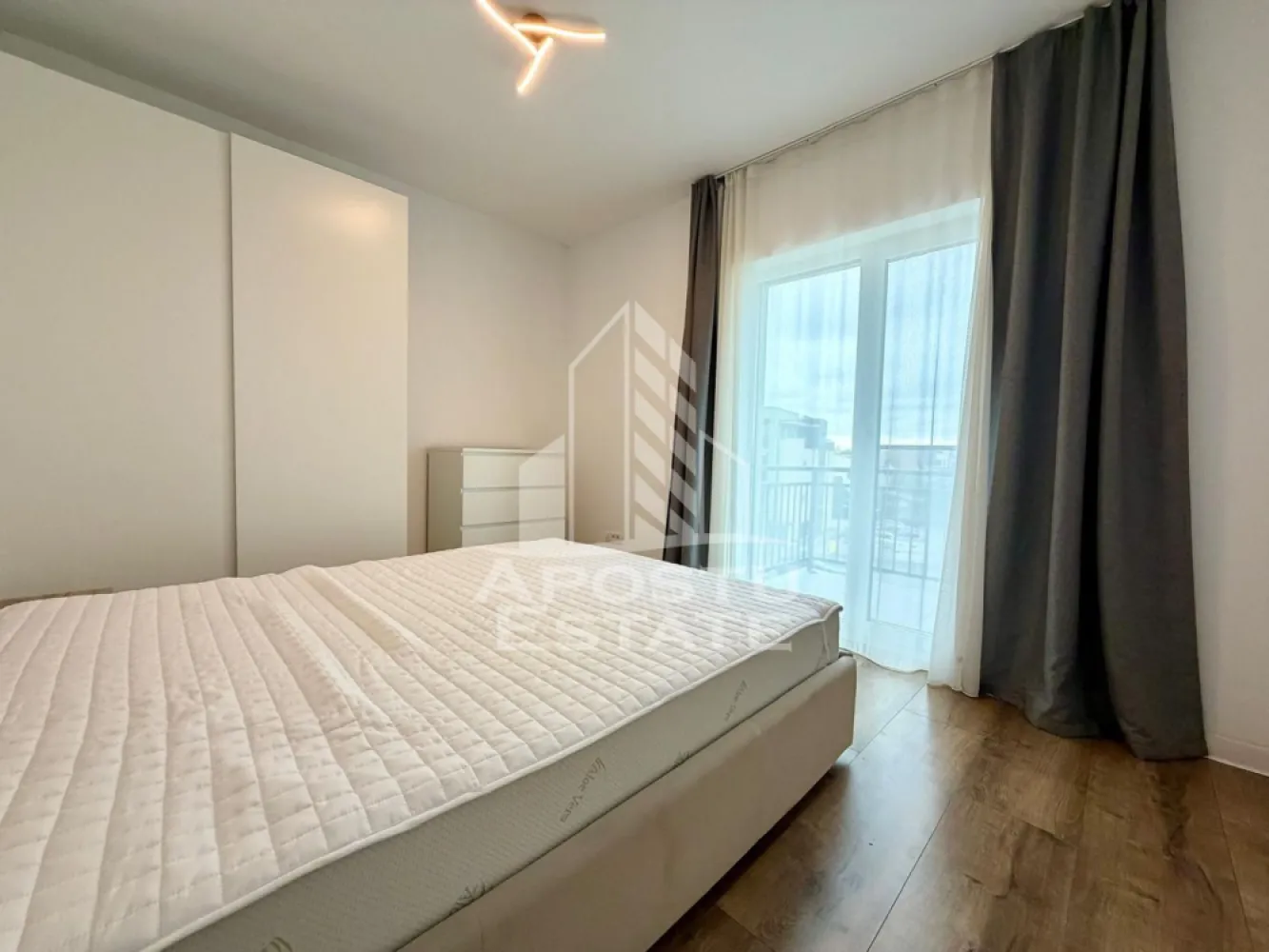 Apartament 2 camere de inchiriat, zona Braytim, Timisoara - Agentia imobiliara APOSTU ESTATE va propune spre inchiriere un apartament cu 2 camere, spatios si luminos, situat in zona Braytim, o zona linistita si bine pozitionata din Timisoara, potrivit pentru cupluri,familii, sau studenti care isi doresc o locuinta unde sa se simta confortabil si cu acces facil catre scoli, statii de autobuz, supermarketuri , magazine de zona, parcuri.

Suprafata utila: 47 mp
Compartimentare eficienta:
- Bucatarie complet mobilata si utilata, cu loc de luat masa
- Sufragerie spatioasa cu iesire directa pe balcon
- Dormitor cu pat matrimonial si dressing si balcon 
-Baie prevazuta cu cada si geam

Confort si facilitati:
-Incalzirea apartamentului: centrala proprie prin calorifere
-Apartamentul este complet mobilat si utilat

Localizare:
-Timis,Timisoara, zona Aradului– acces facil spre magazine, supermarketul Lidl, scoli, parcuri si mijloace de transport in comun.

Ideal pentru:
-Familii
-Cupluri

Disponibilitate: imediata
Pret chirie lunara: 400 euro
Programeaza o vizionare pentru a-ti putea imagina viitorul aici!
ID intern: CP3157735