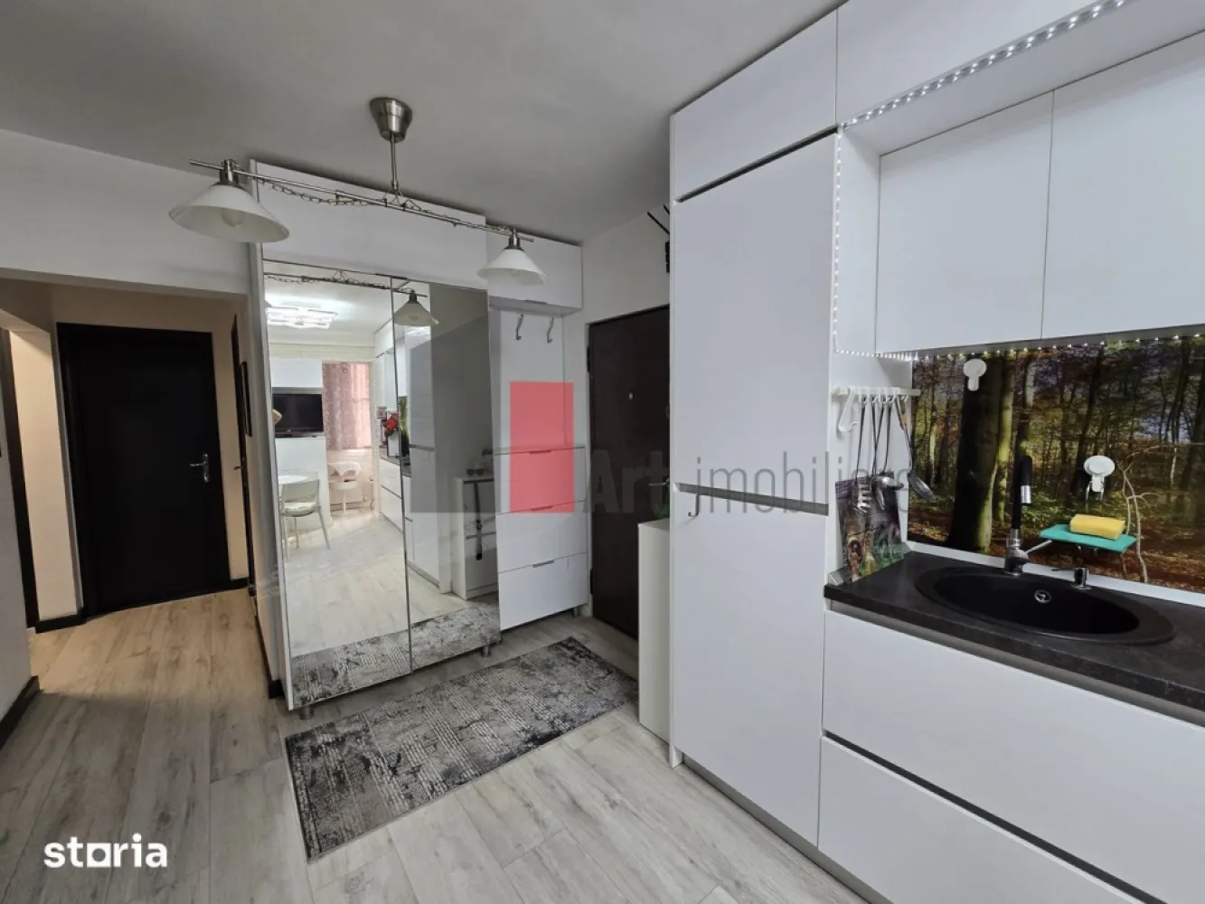 Vindem apartament cu 3 camere, Crângasi - Apartamentul este situat la 2 min de parcul Crângasi, la 5 min de statia de metrou si tramvai 41, Auchan, Lidl, piata Crângasi, Penny la 10 min.Promenada și Lacul Morii, 5 min dist 
.Apartamentul se afla la et 4/4, 3 camere, decomandat, 2 băi(una cu cabina de dus si cealalta cu cada), 2 balcoane.
Bucataria este open space cu holul nu cu livingul.
Se vinde mobilat cu mobila pe comandă si utilat cum se vede in poze.
Nu sunt probleme cu terasa(infiltrații).Peretii sunt placati cu rigips, in plus,cei exteriori si cu polistiren.Instalatii sanitare si electrice schimbate.
Prețul este de 159900 euro (negociabil)