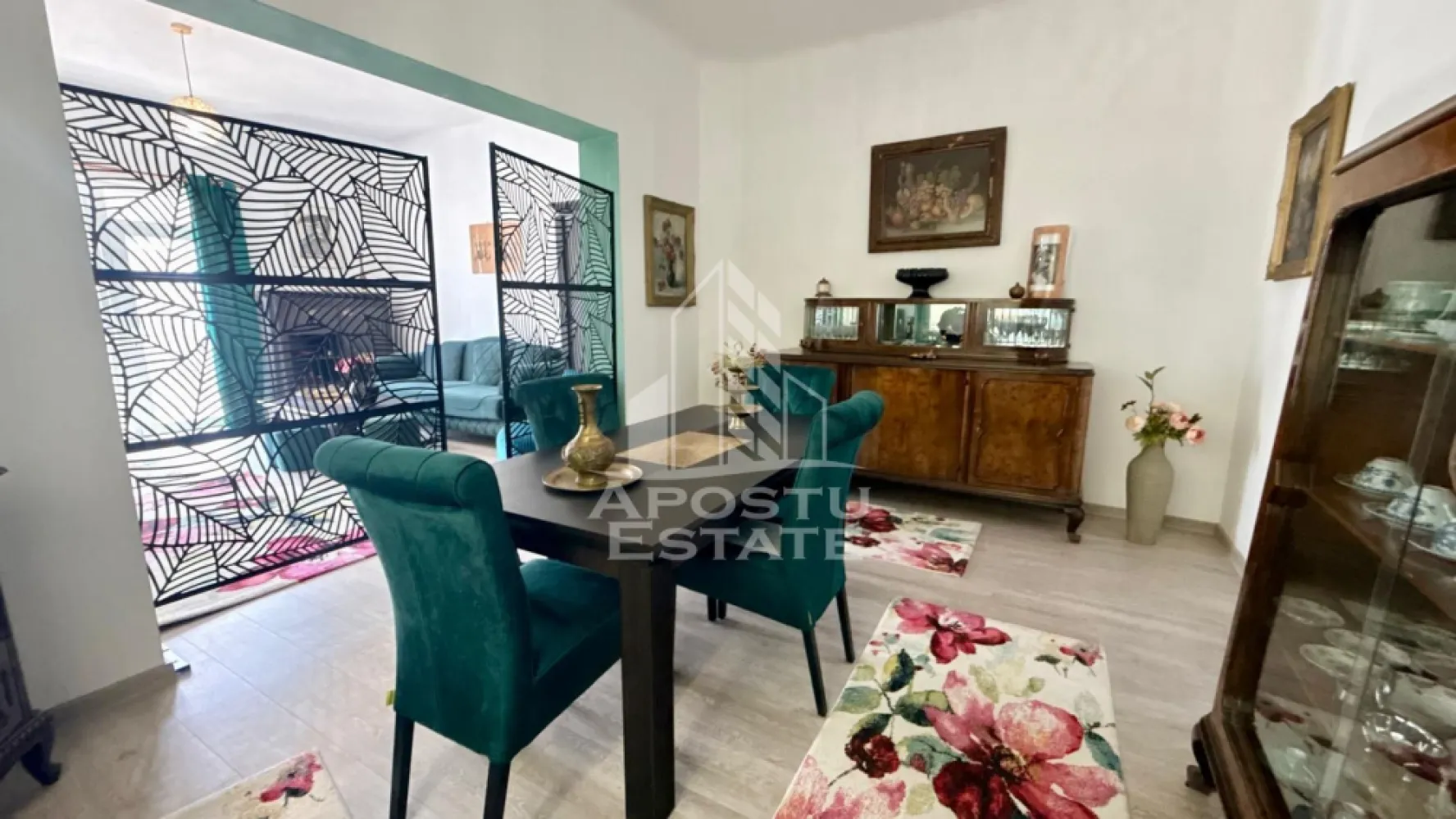 Casa de vanzare, zona Lipovei, Timisoara - APOSTU ESTATE va propune spre vanzare o casa cu 6 camere, 2 bai plus o anexa in zona rezidentiala de case din cartierul Lipovei, la 18 minute de mers pe jos pana la Iulius Mall.

Imobilul dispune de o suprafata utila de 176 mp si este compartimentat astfel:
Parter:
-living cu loc de luat masa
-dormitor
-baie cu geam
-terasa inchisa;

 Mansarda:
-hol acces;
-2 dormitoare 
-camera de zi
-baie cu cada pe colt
-terasa; 

Casa este pretabila pentru locuinta unei familii cu minim 4 membrii sau ca investitie pentru spatiu comercial. Pozitia excelenta suprafata utila si spurafata terenului, precum si compartimentarea sunt caracteristicile principale care justifica pretul avantajos.

Agentia imobiliara APOSTU ESTATE va ofera consultanta bancara gratuita prin intermediul colaboratorilor nostri pentru alegerea celui mai potrivit tip de credit, astfel incat tu sa devii noul proprietar al acestui apartament.
Va invitam cu drag la o vizionare!
ID intern: CP2388954