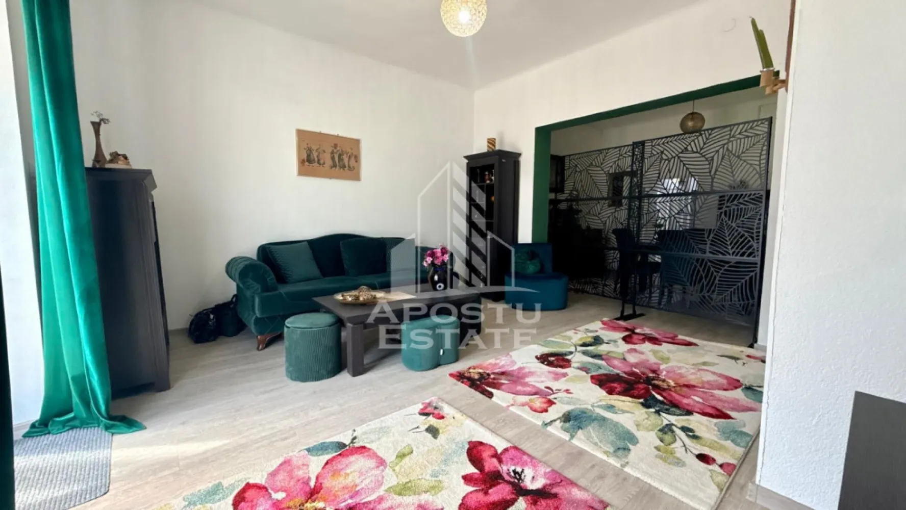 Casa de vanzare, zona Lipovei, Timisoara - APOSTU ESTATE va propune spre vanzare o casa cu 6 camere, 2 bai plus o anexa in zona rezidentiala de case din cartierul Lipovei, la 18 minute de mers pe jos pana la Iulius Mall.

Imobilul dispune de o suprafata utila de 176 mp si este compartimentat astfel:
Parter:
-living cu loc de luat masa
-dormitor
-baie cu geam
-terasa inchisa;

 Mansarda:
-hol acces;
-2 dormitoare 
-camera de zi
-baie cu cada pe colt
-terasa; 

Casa este pretabila pentru locuinta unei familii cu minim 4 membrii sau ca investitie pentru spatiu comercial. Pozitia excelenta suprafata utila si spurafata terenului, precum si compartimentarea sunt caracteristicile principale care justifica pretul avantajos.

Agentia imobiliara APOSTU ESTATE va ofera consultanta bancara gratuita prin intermediul colaboratorilor nostri pentru alegerea celui mai potrivit tip de credit, astfel incat tu sa devii noul proprietar al acestui apartament.
Va invitam cu drag la o vizionare!
ID intern: CP2388954