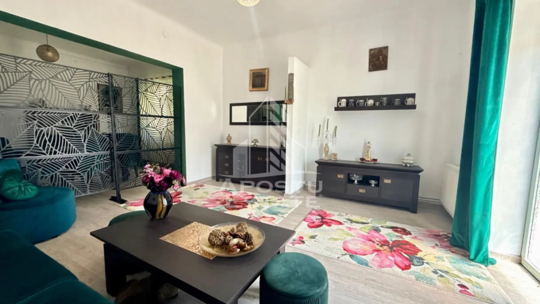 Casa de vanzare, zona Lipovei, Timisoara - APOSTU ESTATE va propune spre vanzare o casa cu 6 camere, 2 bai plus o anexa in zona rezidentiala de case din cartierul Lipovei, la 18 minute de mers pe jos pana la Iulius Mall.

Imobilul dispune de o suprafata utila de 176 mp si este compartimentat astfel:
Parter:
-living cu loc de luat masa
-dormitor
-baie cu geam
-terasa inchisa;

 Mansarda:
-hol acces;
-2 dormitoare 
-camera de zi
-baie cu cada pe colt
-terasa; 

Casa este pretabila pentru locuinta unei familii cu minim 4 membrii sau ca investitie pentru spatiu comercial. Pozitia excelenta suprafata utila si spurafata terenului, precum si compartimentarea sunt caracteristicile principale care justifica pretul avantajos.

Agentia imobiliara APOSTU ESTATE va ofera consultanta bancara gratuita prin intermediul colaboratorilor nostri pentru alegerea celui mai potrivit tip de credit, astfel incat tu sa devii noul proprietar al acestui apartament.
Va invitam cu drag la o vizionare!
ID intern: CP2388954