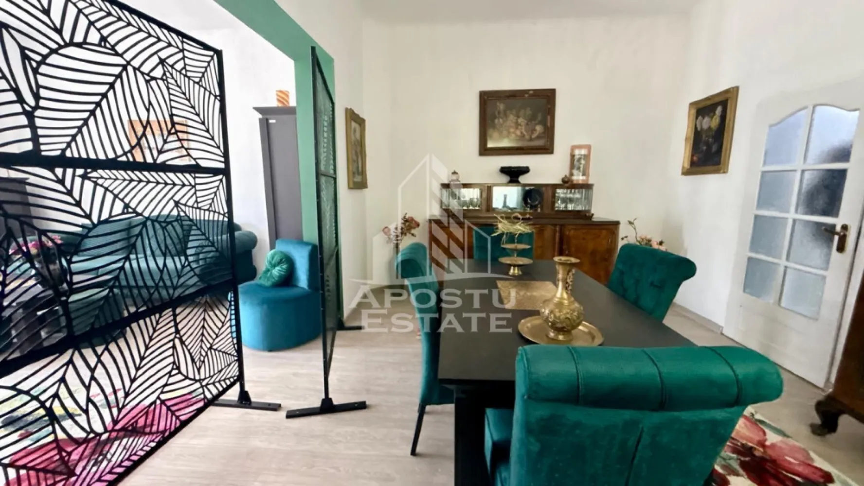 Casa de vanzare, zona Lipovei, Timisoara - APOSTU ESTATE va propune spre vanzare o casa cu 6 camere, 2 bai plus o anexa in zona rezidentiala de case din cartierul Lipovei, la 18 minute de mers pe jos pana la Iulius Mall.

Imobilul dispune de o suprafata utila de 176 mp si este compartimentat astfel:
Parter:
-living cu loc de luat masa
-dormitor
-baie cu geam
-terasa inchisa;

 Mansarda:
-hol acces;
-2 dormitoare 
-camera de zi
-baie cu cada pe colt
-terasa; 

Casa este pretabila pentru locuinta unei familii cu minim 4 membrii sau ca investitie pentru spatiu comercial. Pozitia excelenta suprafata utila si spurafata terenului, precum si compartimentarea sunt caracteristicile principale care justifica pretul avantajos.

Agentia imobiliara APOSTU ESTATE va ofera consultanta bancara gratuita prin intermediul colaboratorilor nostri pentru alegerea celui mai potrivit tip de credit, astfel incat tu sa devii noul proprietar al acestui apartament.
Va invitam cu drag la o vizionare!
ID intern: CP2388954