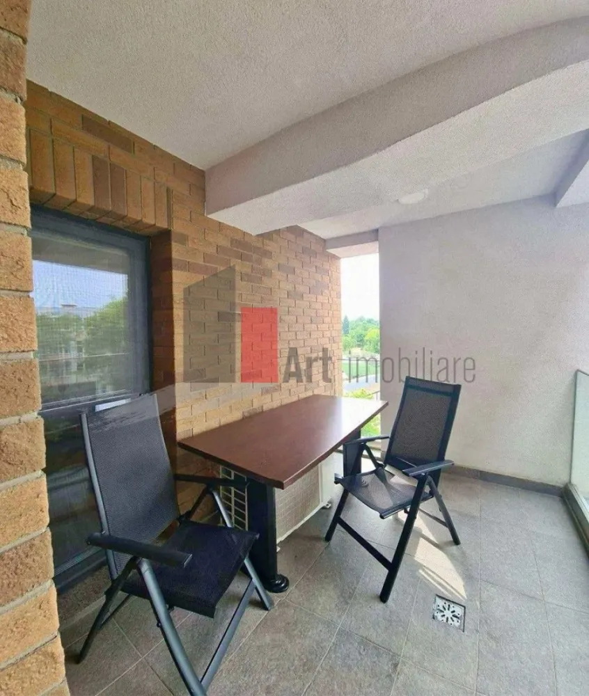 Apartament 2 camere Politehnica Park Residence, Grozăvești - Spre vânzare apartament de 2 camere situat în cadrul complexului Politehnica Park Residence, într-o zonă foarte bine conectată și apreciată atât pentru locuit, cât și pentru investiții.

Apartamentul are o suprafață de 50 mp și este compartimentat semidecomandat, cu bucătărie separată, oferind un plus de confort și funcționalitate. Este amplasat la etajul 4 al imobilului și se vinde complet mobilat și utilat, fiind pregătit pentru mutare imediată.

Locuința beneficiază de un spațiu bine organizat, lumină naturală și acces rapid către metrou, aflat la aproximativ 7 minute de mers pe jos, precum și către centre comerciale, campusul Politehnica și principalele puncte de interes din zonă.

Caracteristici:
 2 camere
 50 mp utili
 Bucătărie separată
 Compartimentare semidecomandată
 Etaj 4 din 9
 Se vinde mobilat și utilat
 Aproximativ 7 minute până la metrou
 Complex modern și bine întreținut

Ideal pentru locuință proprie sau investiție.

Pentru detalii suplimentare și vizionări, vă stau la dispoziție.