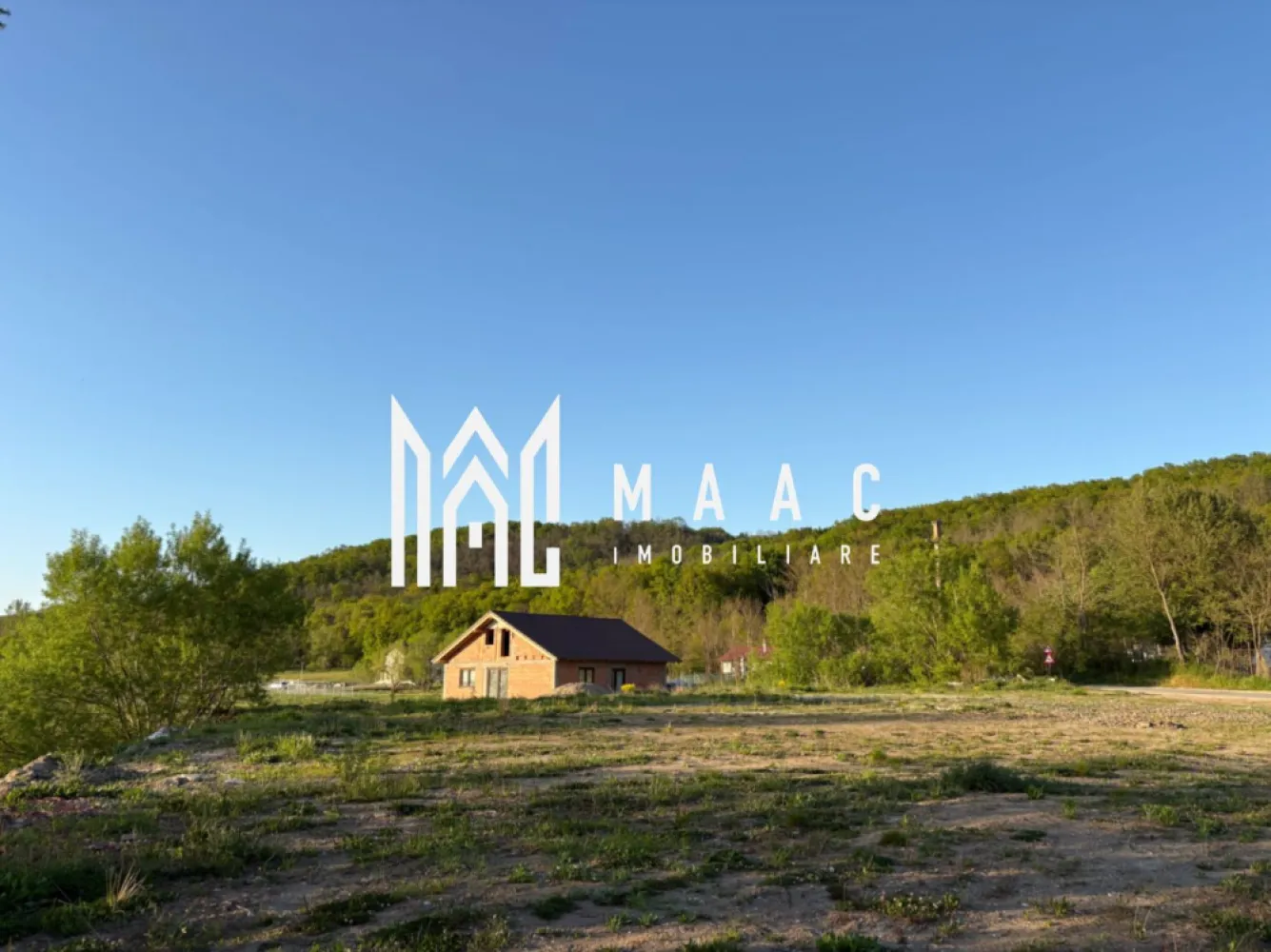 Teren pentru casa individuală I 885 mp I Mohu - MAAC imobiliare va propune spre vânzare un teren intravilan excelent poziționat, situat la ieșirea din Mohu spre Bungard, într-o zonă rezidențială nouă, în plină dezvoltare.

Suprafața terenului este de 885 mp, cu o deschidere generoasă de 20 ml la stradă și o adâncime de aproximativ 44 m, oferind multiple posibilități de construire și compartimentare. Terenul este complet plat, ceea ce reduce semnificativ costurile de construcție și permite valorificarea eficientă a întregii suprafețe.

Unul dintre principalele avantaje ale acestei proprietăți este poziționarea deosebită: în imediata apropiere a râului Cibin River și cu vedere deschisă spre pădure, oferind un cadru natural liniștit, ideal pentru locuință. Zona îmbină perfect intimitatea și aerul curat cu accesul rapid către oraș.

Utilitățile se află în apropiere, facilitând racordarea rapidă pentru viitoarea construcție. Datorită amplasamentului și dimensiunilor, terenul este ideal pentru:
– construcția unei case individuale spațioase
– dezvoltarea unei locuințe moderne cu grădină generoasă
– investiție pe termen mediu într-o zonă cu potențial ridicat de creștere

Dacă sunteți în căutarea unui teren într-o zonă liniștită, dar totodată bine conectată la Sibiu, această proprietate reprezintă o alegere inspirată.

Pentru mai multe detalii precizați că ați văzut anunțul cu ID: CP3067021
