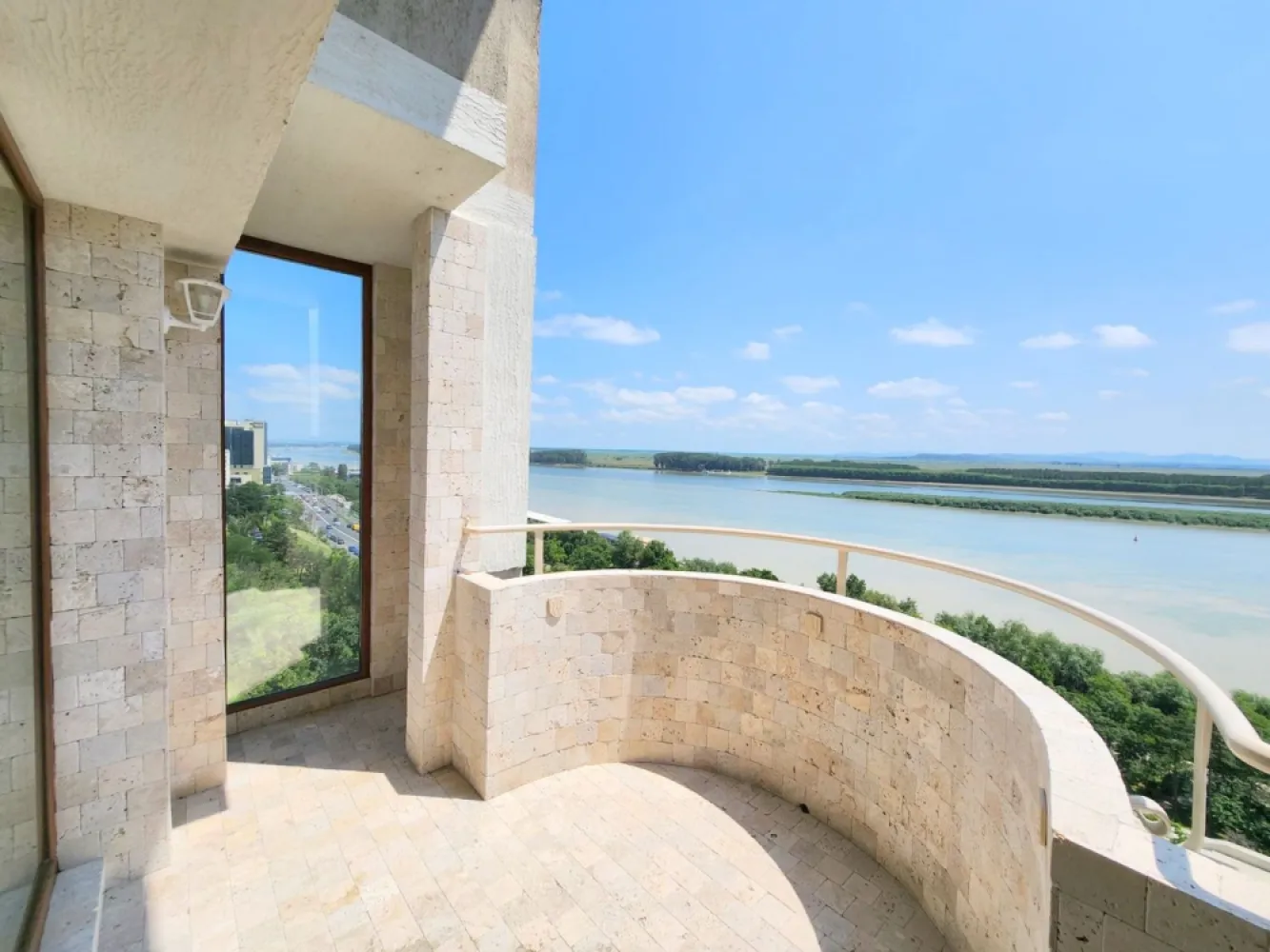Apartament Premium - Vedere Frontală Dunăre - Faleza Galati - Va prezentam spre vanzare un apartament de exceptie, situat pe Faleza Superioara a Dunarii, una dintre cele mai exclusiviste si apreciate zone rezidentiale din Galati.
Aceasta proprietate se remarca prin pozitionarea privilegiata, panorama spectaculoasa asupra Dunarii si Muntilor Macinului, precum si prin renovarea completa realizata in anul 2025 cu materiale premium si finisaje moderne.

Cu o suprafata utila de 78 mp si o suprafata totala de 92 mp, apartamentul ofera spatii generoase, luminoase si atent optimizate pentru confortul unei familii moderne.
Punctul forte al proprietatii este terasa panoramica cu vedere frontala la Dunare, un spatiu ideal pentru relaxare, unde va puteti bucura zilnic de unul dintre cele mai frumoase peisaje din oras.

Caracteristici principale:
3 camere
Suprafata utila 78 mp
Suprafata totala 92 mp
2 grupuri sanitare cu geam pentru ventilatie naturala
Incalzire in pardoseala
Centrala termica proprie
3 aparate de aer conditionat
Tamplarie premium cu geamuri tricamerale
Parchet laminat de calitate superioara
Bai placate cu piatra naturala
Finisaje moderne si elegante
Terasa cu vedere panoramica la Dunare si Muntii Macinului

Apartamentul impresioneaza prin luminozitate, eleganta si calitatea executiei, fiind o alegere ideala pentru cei care isi doresc o locuinta premium intr-o locatie de top.
Proprietatea este potrivita atat pentru locuinta personala, cat si pentru investitie, datorita amplasarii exceptionale si caracterului sau exclusivist.

Pret de vanzare: 162.000 Euro

Oferta disponibila in exclusivitate prin MAG Invest.
Pentru informatii suplimentare si programarea unei vizionari:
Ene Liliana
0746 252 252

O locuinta rara pe piata imobiliara din Galati, unde privelistea spectaculoasa, confortul modern si eleganta se intalnesc intr-o proprietate cu adevarat speciala.