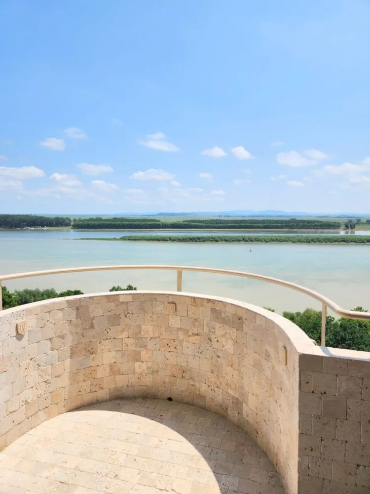 Apartament Premium - Vedere Frontală Dunăre - Faleza Galati - Va prezentam spre vanzare un apartament de exceptie, situat pe Faleza Superioara a Dunarii, una dintre cele mai exclusiviste si apreciate zone rezidentiale din Galati.
Aceasta proprietate se remarca prin pozitionarea privilegiata, panorama spectaculoasa asupra Dunarii si Muntilor Macinului, precum si prin renovarea completa realizata in anul 2025 cu materiale premium si finisaje moderne.

Cu o suprafata utila de 78 mp si o suprafata totala de 92 mp, apartamentul ofera spatii generoase, luminoase si atent optimizate pentru confortul unei familii moderne.
Punctul forte al proprietatii este terasa panoramica cu vedere frontala la Dunare, un spatiu ideal pentru relaxare, unde va puteti bucura zilnic de unul dintre cele mai frumoase peisaje din oras.

Caracteristici principale:
3 camere
Suprafata utila 78 mp
Suprafata totala 92 mp
2 grupuri sanitare cu geam pentru ventilatie naturala
Incalzire in pardoseala
Centrala termica proprie
3 aparate de aer conditionat
Tamplarie premium cu geamuri tricamerale
Parchet laminat de calitate superioara
Bai placate cu piatra naturala
Finisaje moderne si elegante
Terasa cu vedere panoramica la Dunare si Muntii Macinului

Apartamentul impresioneaza prin luminozitate, eleganta si calitatea executiei, fiind o alegere ideala pentru cei care isi doresc o locuinta premium intr-o locatie de top.
Proprietatea este potrivita atat pentru locuinta personala, cat si pentru investitie, datorita amplasarii exceptionale si caracterului sau exclusivist.

Pret de vanzare: 162.000 Euro

Oferta disponibila in exclusivitate prin MAG Invest.
Pentru informatii suplimentare si programarea unei vizionari:
Ene Liliana
0746 252 252

O locuinta rara pe piata imobiliara din Galati, unde privelistea spectaculoasa, confortul modern si eleganta se intalnesc intr-o proprietate cu adevarat speciala.