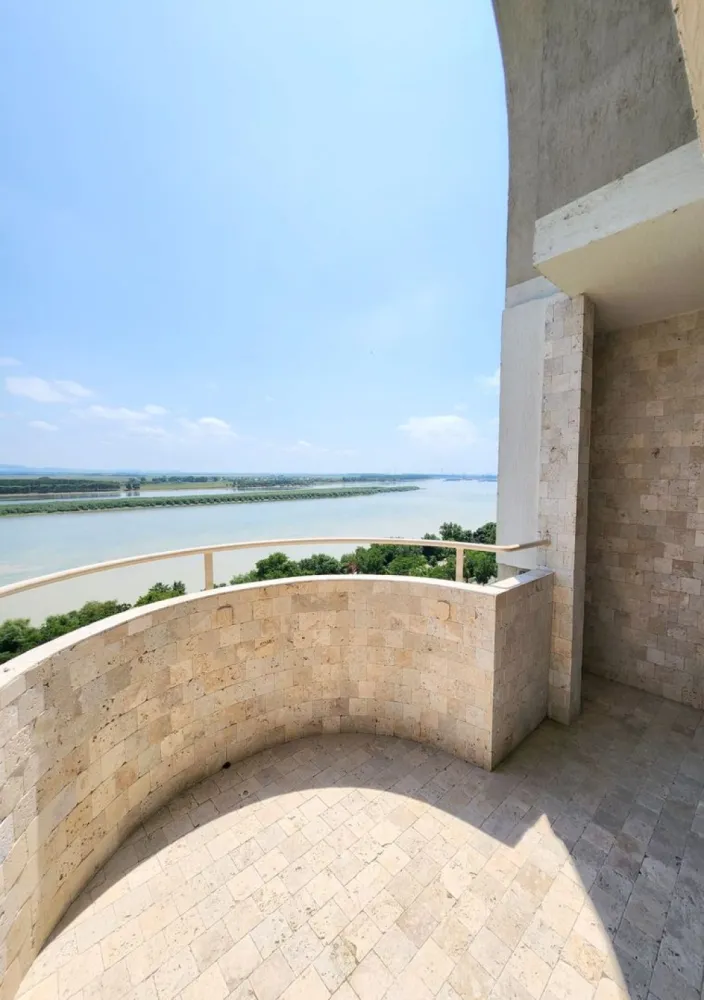 Apartament Premium - Vedere Frontală Dunăre - Faleza Galati - Va prezentam spre vanzare un apartament de exceptie, situat pe Faleza Superioara a Dunarii, una dintre cele mai exclusiviste si apreciate zone rezidentiale din Galati.
Aceasta proprietate se remarca prin pozitionarea privilegiata, panorama spectaculoasa asupra Dunarii si Muntilor Macinului, precum si prin renovarea completa realizata in anul 2025 cu materiale premium si finisaje moderne.

Cu o suprafata utila de 78 mp si o suprafata totala de 92 mp, apartamentul ofera spatii generoase, luminoase si atent optimizate pentru confortul unei familii moderne.
Punctul forte al proprietatii este terasa panoramica cu vedere frontala la Dunare, un spatiu ideal pentru relaxare, unde va puteti bucura zilnic de unul dintre cele mai frumoase peisaje din oras.

Caracteristici principale:
3 camere
Suprafata utila 78 mp
Suprafata totala 92 mp
2 grupuri sanitare cu geam pentru ventilatie naturala
Incalzire in pardoseala
Centrala termica proprie
3 aparate de aer conditionat
Tamplarie premium cu geamuri tricamerale
Parchet laminat de calitate superioara
Bai placate cu piatra naturala
Finisaje moderne si elegante
Terasa cu vedere panoramica la Dunare si Muntii Macinului

Apartamentul impresioneaza prin luminozitate, eleganta si calitatea executiei, fiind o alegere ideala pentru cei care isi doresc o locuinta premium intr-o locatie de top.
Proprietatea este potrivita atat pentru locuinta personala, cat si pentru investitie, datorita amplasarii exceptionale si caracterului sau exclusivist.

Pret de vanzare: 162.000 Euro

Oferta disponibila in exclusivitate prin MAG Invest.
Pentru informatii suplimentare si programarea unei vizionari:
Ene Liliana
0746 252 252

O locuinta rara pe piata imobiliara din Galati, unde privelistea spectaculoasa, confortul modern si eleganta se intalnesc intr-o proprietate cu adevarat speciala.