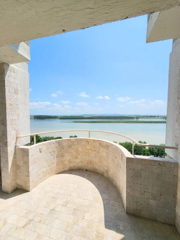 Apartament Premium - Vedere Frontală Dunăre - Faleza Galati - Va prezentam spre vanzare un apartament de exceptie, situat pe Faleza Superioara a Dunarii, una dintre cele mai exclusiviste si apreciate zone rezidentiale din Galati.
Aceasta proprietate se remarca prin pozitionarea privilegiata, panorama spectaculoasa asupra Dunarii si Muntilor Macinului, precum si prin renovarea completa realizata in anul 2025 cu materiale premium si finisaje moderne.

Cu o suprafata utila de 78 mp si o suprafata totala de 92 mp, apartamentul ofera spatii generoase, luminoase si atent optimizate pentru confortul unei familii moderne.
Punctul forte al proprietatii este terasa panoramica cu vedere frontala la Dunare, un spatiu ideal pentru relaxare, unde va puteti bucura zilnic de unul dintre cele mai frumoase peisaje din oras.

Caracteristici principale:
3 camere
Suprafata utila 78 mp
Suprafata totala 92 mp
2 grupuri sanitare cu geam pentru ventilatie naturala
Incalzire in pardoseala
Centrala termica proprie
3 aparate de aer conditionat
Tamplarie premium cu geamuri tricamerale
Parchet laminat de calitate superioara
Bai placate cu piatra naturala
Finisaje moderne si elegante
Terasa cu vedere panoramica la Dunare si Muntii Macinului

Apartamentul impresioneaza prin luminozitate, eleganta si calitatea executiei, fiind o alegere ideala pentru cei care isi doresc o locuinta premium intr-o locatie de top.
Proprietatea este potrivita atat pentru locuinta personala, cat si pentru investitie, datorita amplasarii exceptionale si caracterului sau exclusivist.

Pret de vanzare: 162.000 Euro

Oferta disponibila in exclusivitate prin MAG Invest.
Pentru informatii suplimentare si programarea unei vizionari:
Ene Liliana
0746 252 252

O locuinta rara pe piata imobiliara din Galati, unde privelistea spectaculoasa, confortul modern si eleganta se intalnesc intr-o proprietate cu adevarat speciala.