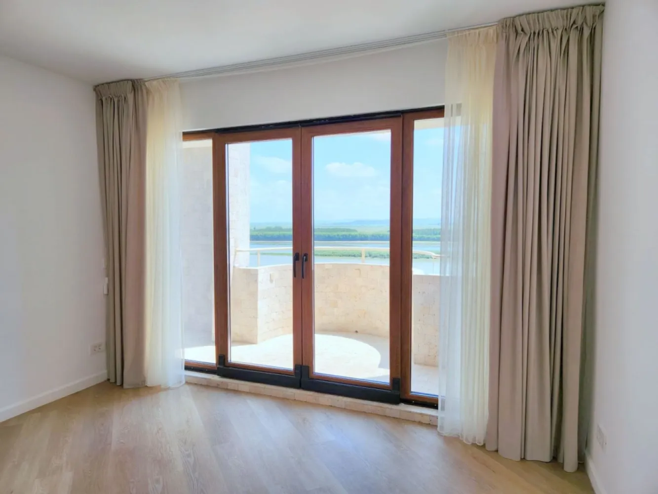Apartament Premium - Vedere Frontală Dunăre - Faleza Galati - Va prezentam spre vanzare un apartament de exceptie, situat pe Faleza Superioara a Dunarii, una dintre cele mai exclusiviste si apreciate zone rezidentiale din Galati.
Aceasta proprietate se remarca prin pozitionarea privilegiata, panorama spectaculoasa asupra Dunarii si Muntilor Macinului, precum si prin renovarea completa realizata in anul 2025 cu materiale premium si finisaje moderne.

Cu o suprafata utila de 78 mp si o suprafata totala de 92 mp, apartamentul ofera spatii generoase, luminoase si atent optimizate pentru confortul unei familii moderne.
Punctul forte al proprietatii este terasa panoramica cu vedere frontala la Dunare, un spatiu ideal pentru relaxare, unde va puteti bucura zilnic de unul dintre cele mai frumoase peisaje din oras.

Caracteristici principale:
3 camere
Suprafata utila 78 mp
Suprafata totala 92 mp
2 grupuri sanitare cu geam pentru ventilatie naturala
Incalzire in pardoseala
Centrala termica proprie
3 aparate de aer conditionat
Tamplarie premium cu geamuri tricamerale
Parchet laminat de calitate superioara
Bai placate cu piatra naturala
Finisaje moderne si elegante
Terasa cu vedere panoramica la Dunare si Muntii Macinului

Apartamentul impresioneaza prin luminozitate, eleganta si calitatea executiei, fiind o alegere ideala pentru cei care isi doresc o locuinta premium intr-o locatie de top.
Proprietatea este potrivita atat pentru locuinta personala, cat si pentru investitie, datorita amplasarii exceptionale si caracterului sau exclusivist.

Pret de vanzare: 162.000 Euro

Oferta disponibila in exclusivitate prin MAG Invest.
Pentru informatii suplimentare si programarea unei vizionari:
Ene Liliana
0746 252 252

O locuinta rara pe piata imobiliara din Galati, unde privelistea spectaculoasa, confortul modern si eleganta se intalnesc intr-o proprietate cu adevarat speciala.