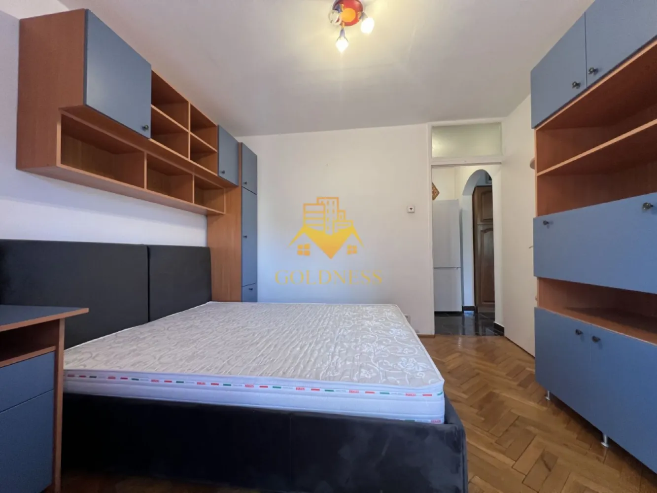 2 camere decomandate, Sigma, UTCN, UMF, Observatorului, LIDL - GOLDNESS Imobiliare vă propune spre închiriere un apartament cu 2 camere decomandate complet mobilat și utilat, la etajul 1 într-un imobil de 4 etaje, în Cartierul Zorilor, in apropiere de Sigma si UTCN.

Se află în apropierea stațiilor de transport în comun, magazine, restaurante, spații verzi, farmacii, etc. 

Apartamentul este compartimentat astfel:
 - dormitor cu pat matrimonial, dressing, noptiere, birou 
- doritor cu o canapea extensibila, dulap, birou
 - bucatarie complet utilată și mobilată, loc de servit masa, coltar,
 - baie cu cada, calorifer port prosop și dulap pentru depozitare.
 - balcon de 4 mp.

Imobilul este dotat cu toate cele necesare- centrală proprie, frigider, plita, hotă, mașină de spălat haine, etc. 

Dacă sunteți interesați de acest apartament și doriți să îl vizionați, dar și pentru alte oferte nu ezitați să ne contactați telefonic sau prin e-mail. Vă stăm la dispoziție!
Pentru intermediere se percepe un comision de 50% din prețul chiriei!