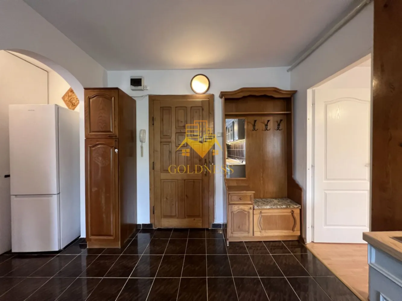 2 camere decomandate, Sigma, UTCN, UMF, Observatorului, LIDL - GOLDNESS Imobiliare vă propune spre închiriere un apartament cu 2 camere decomandate complet mobilat și utilat, la etajul 1 într-un imobil de 4 etaje, în Cartierul Zorilor, in apropiere de Sigma si UTCN.

Se află în apropierea stațiilor de transport în comun, magazine, restaurante, spații verzi, farmacii, etc. 

Apartamentul este compartimentat astfel:
 - dormitor cu pat matrimonial, dressing, noptiere, birou 
- doritor cu o canapea extensibila, dulap, birou
 - bucatarie complet utilată și mobilată, loc de servit masa, coltar,
 - baie cu cada, calorifer port prosop și dulap pentru depozitare.
 - balcon de 4 mp.

Imobilul este dotat cu toate cele necesare- centrală proprie, frigider, plita, hotă, mașină de spălat haine, etc. 

Dacă sunteți interesați de acest apartament și doriți să îl vizionați, dar și pentru alte oferte nu ezitați să ne contactați telefonic sau prin e-mail. Vă stăm la dispoziție!
Pentru intermediere se percepe un comision de 50% din prețul chiriei!