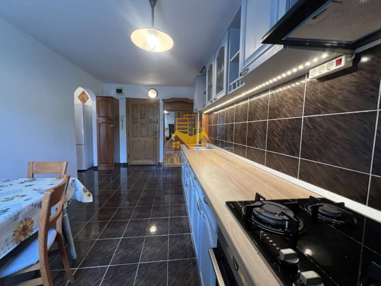 2 camere decomandate, Sigma, UTCN, UMF, Observatorului, LIDL - GOLDNESS Imobiliare vă propune spre închiriere un apartament cu 2 camere decomandate complet mobilat și utilat, la etajul 1 într-un imobil de 4 etaje, în Cartierul Zorilor, in apropiere de Sigma si UTCN.

Se află în apropierea stațiilor de transport în comun, magazine, restaurante, spații verzi, farmacii, etc. 

Apartamentul este compartimentat astfel:
 - dormitor cu pat matrimonial, dressing, noptiere, birou 
- doritor cu o canapea extensibila, dulap, birou
 - bucatarie complet utilată și mobilată, loc de servit masa, coltar,
 - baie cu cada, calorifer port prosop și dulap pentru depozitare.
 - balcon de 4 mp.

Imobilul este dotat cu toate cele necesare- centrală proprie, frigider, plita, hotă, mașină de spălat haine, etc. 

Dacă sunteți interesați de acest apartament și doriți să îl vizionați, dar și pentru alte oferte nu ezitați să ne contactați telefonic sau prin e-mail. Vă stăm la dispoziție!
Pentru intermediere se percepe un comision de 50% din prețul chiriei!