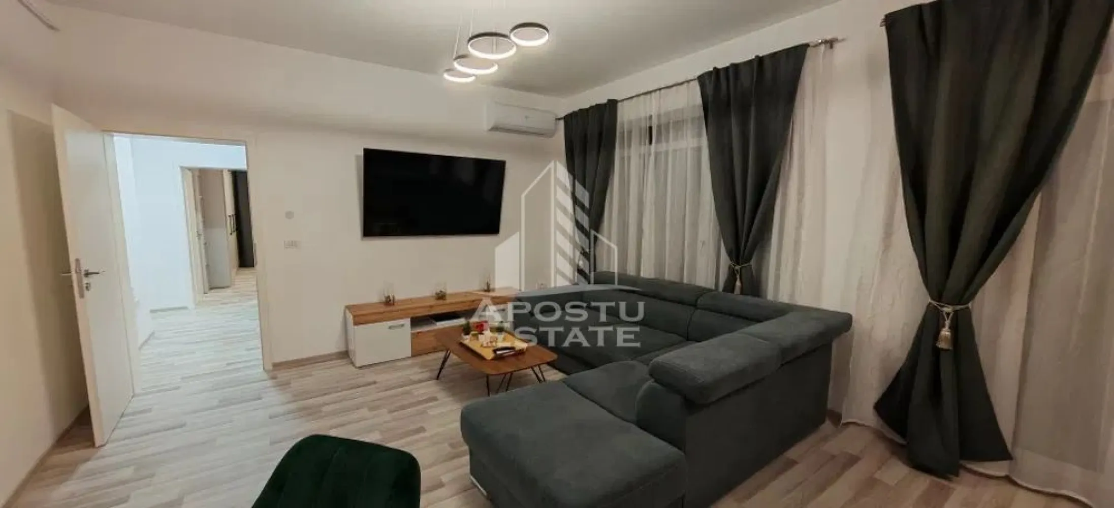 Apartament cu 3 camere, de inchiriat zona Dumbravita - APOSTU ESTATE va propune spre inchiriere un apartament de lux cu 3 camere, 2 bai, confort 1, open space, situat la etajul 2/3, zona Dumbravita

Imobilul se intinde pe o suprafata utila de 75 mp si este compartimentat astfel:

- hol de acces

- living open space

- bucatarie deschisa

- 2 dormitoare

- bai cu dus

- balcon deschis

Confortul termic se realizeaza prin intermediul centralei propri pe gaz;
- Loc de parcare inclus in pret
- 2 sisteme de aer conditionat

Toate electrocasnicele sunt de cea mai inalnta calitate.

Vecinatati:

-Ikea, Auchan, Mega image, British International School 

-

Apartamentul este la prima inchiriere.

Garantia 1000 de euro.

Nu se accepta animale de companie si sa se fumeze in incinta imobilului.

Va asteptam cu drag la o vizionare!

ID intern:CP3157769 !