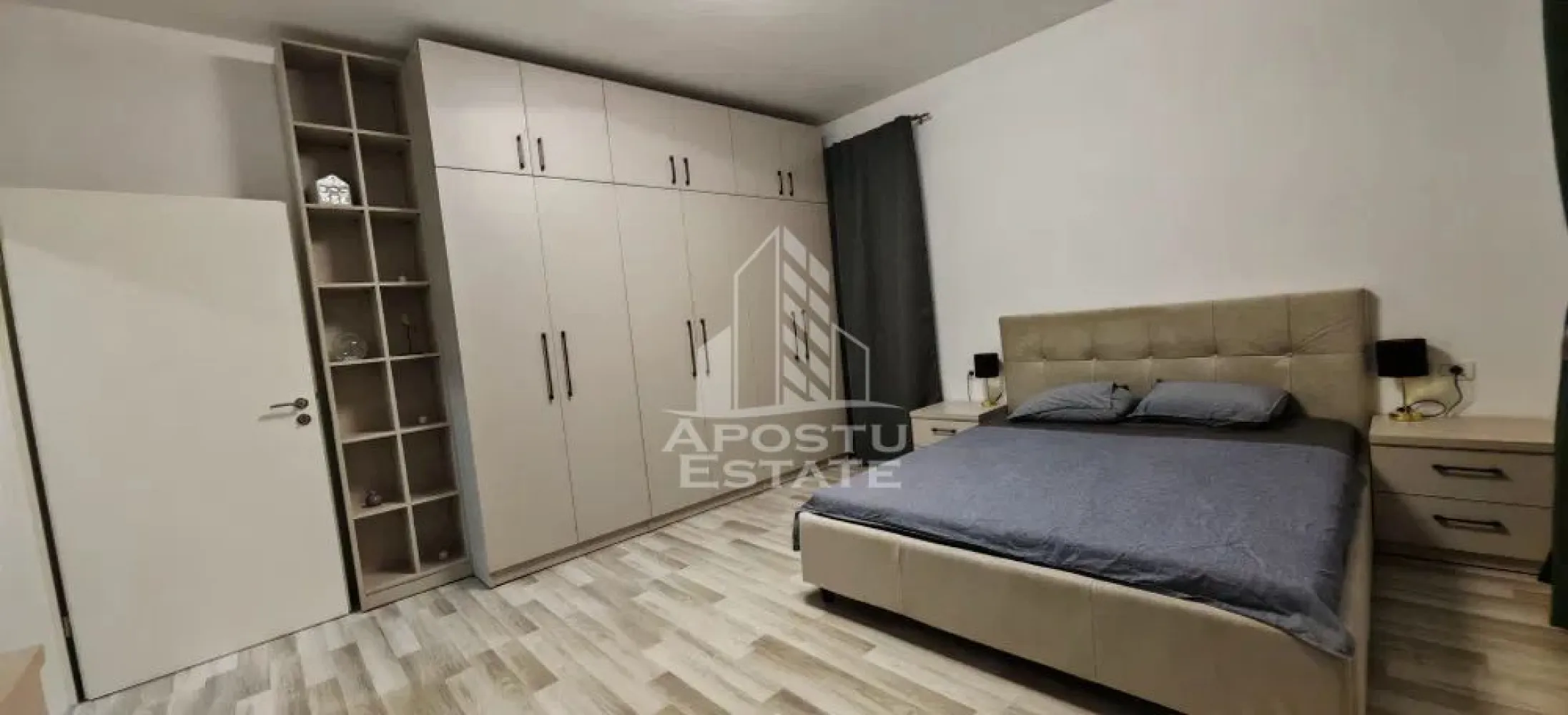 Apartament cu 3 camere, de inchiriat zona Dumbravita - APOSTU ESTATE va propune spre inchiriere un apartament de lux cu 3 camere, 2 bai, confort 1, open space, situat la etajul 2/3, zona Dumbravita

Imobilul se intinde pe o suprafata utila de 75 mp si este compartimentat astfel:

- hol de acces

- living open space

- bucatarie deschisa

- 2 dormitoare

- bai cu dus

- balcon deschis

Confortul termic se realizeaza prin intermediul centralei propri pe gaz;
- Loc de parcare inclus in pret
- 2 sisteme de aer conditionat

Toate electrocasnicele sunt de cea mai inalnta calitate.

Vecinatati:

-Ikea, Auchan, Mega image, British International School 

-

Apartamentul este la prima inchiriere.

Garantia 1000 de euro.

Nu se accepta animale de companie si sa se fumeze in incinta imobilului.

Va asteptam cu drag la o vizionare!

ID intern:CP3157769 !