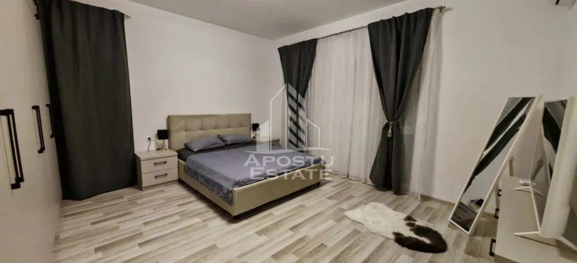 Apartament cu 3 camere, de inchiriat zona Dumbravita - APOSTU ESTATE va propune spre inchiriere un apartament de lux cu 3 camere, 2 bai, confort 1, open space, situat la etajul 2/3, zona Dumbravita

Imobilul se intinde pe o suprafata utila de 75 mp si este compartimentat astfel:

- hol de acces

- living open space

- bucatarie deschisa

- 2 dormitoare

- bai cu dus

- balcon deschis

Confortul termic se realizeaza prin intermediul centralei propri pe gaz;
- Loc de parcare inclus in pret
- 2 sisteme de aer conditionat

Toate electrocasnicele sunt de cea mai inalnta calitate.

Vecinatati:

-Ikea, Auchan, Mega image, British International School 

-

Apartamentul este la prima inchiriere.

Garantia 1000 de euro.

Nu se accepta animale de companie si sa se fumeze in incinta imobilului.

Va asteptam cu drag la o vizionare!

ID intern:CP3157769 !