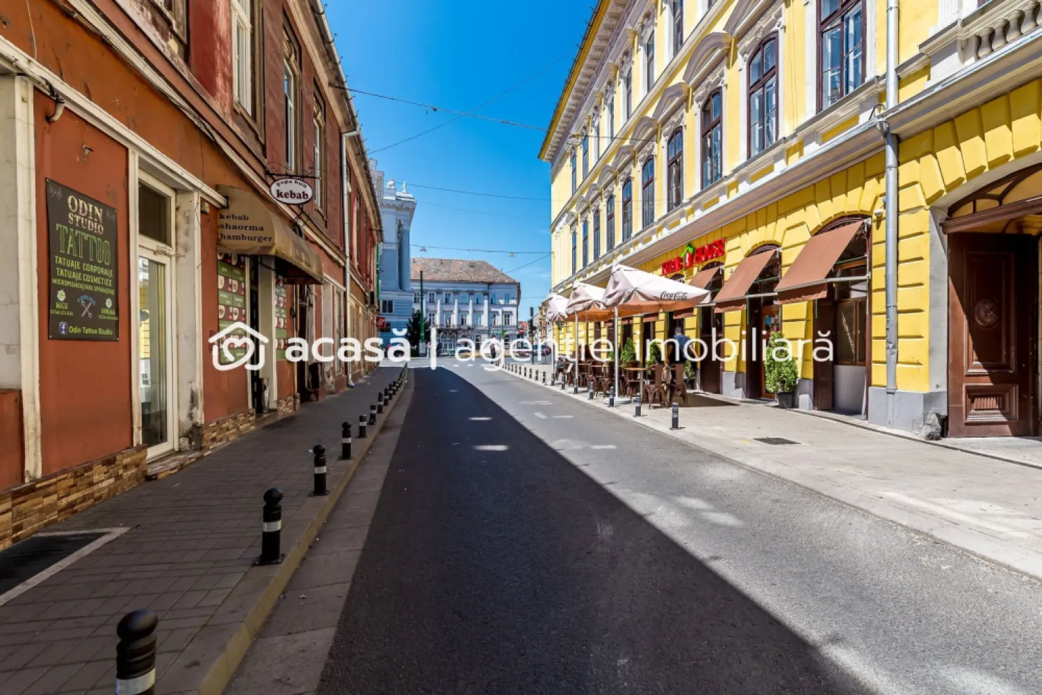 Spațiu birouri central cu 2 intrări pe Str. Unirii 1 Arad. - INVESTIȚIE CU POTENȚIAL DE ÎNCHIRIERE ÎN CENTRUL ARADULUI

Dacă urmărești o proprietate care poate genera venituri din închiriere, poziția este primul criteriu care contează. Iar această proprietate este amplasată exact acolo unde chiriașii caută vizibilitate și accesibilitate: pe Strada Unirii nr. 1, la câțiva pași de Teatrul Ioan Slavici și Bulevardul Revoluției, una dintre cele mai circulate zone ale Aradului.

Situat la parter, spațiul beneficiază de acces facil din curtea comună, fiind poziționat chiar în fața intrării, cu acces direct din strada Unirii. Acest aspect îl face potrivit pentru activități care lucrează cu publicul: birouri de contabilitate, consultanță, avocatură, asigurări, servicii medicale, agenții sau alte activități administrative.

Proprietatea este împărțită în două corpuri distincte, fiecare cu intrare separată din curte și grup sanitar propriu, oferind posibilitatea închirierii către doi chiriași diferiți.

Avantaje importante:
✔ Poziție ultracentrală, lângă Teatrul Ioan Slavici;
✔ Parter – acces ușor pentru clienți;
✔ Două intrări separate;
✔ Posibilitate de separare în două cărți funciare distincte;
✔ Potențial pentru două surse de venit din chirie;
✔ Preț competitiv pentru zona centrală.

Spațiul necesită reamenajare, oferind noului proprietar libertatea de a-l adapta exact nevoilor pieței și ale viitorilor chiriași.

Preț listare: 63.000 Euro

Pentru detalii și programarea unei vizionări:
Andrei Caracioni
☎ 0757 662 907
Acasă Arad

Cod proprietate: CP3137106