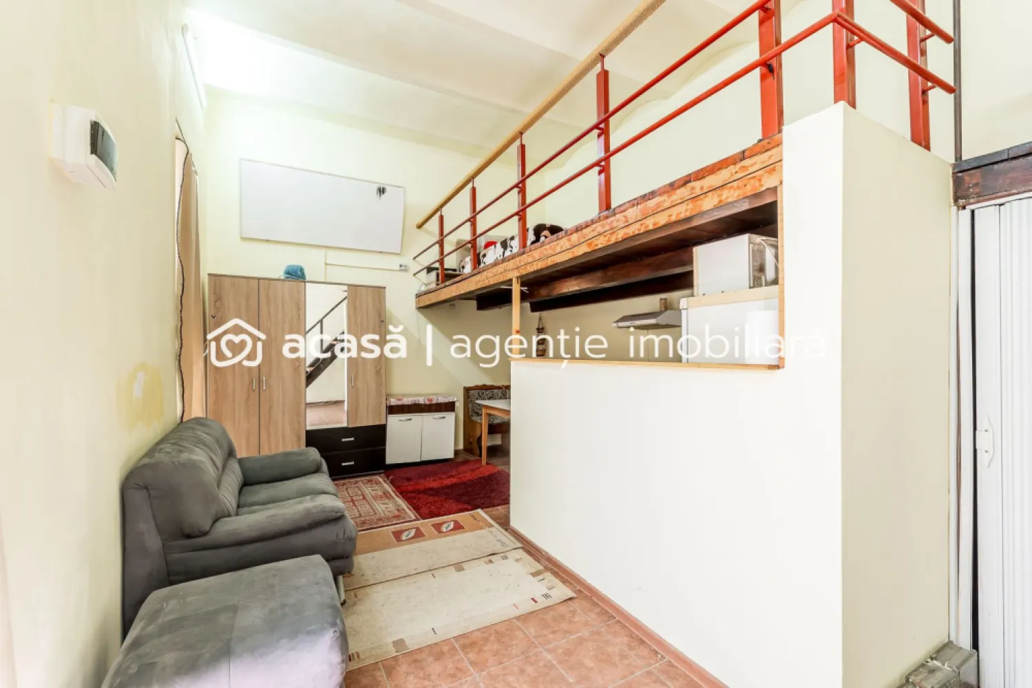 Spațiu birouri central cu 2 intrări pe Str. Unirii 1 Arad. - INVESTIȚIE CU POTENȚIAL DE ÎNCHIRIERE ÎN CENTRUL ARADULUI

Dacă urmărești o proprietate care poate genera venituri din închiriere, poziția este primul criteriu care contează. Iar această proprietate este amplasată exact acolo unde chiriașii caută vizibilitate și accesibilitate: pe Strada Unirii nr. 1, la câțiva pași de Teatrul Ioan Slavici și Bulevardul Revoluției, una dintre cele mai circulate zone ale Aradului.

Situat la parter, spațiul beneficiază de acces facil din curtea comună, fiind poziționat chiar în fața intrării, cu acces direct din strada Unirii. Acest aspect îl face potrivit pentru activități care lucrează cu publicul: birouri de contabilitate, consultanță, avocatură, asigurări, servicii medicale, agenții sau alte activități administrative.

Proprietatea este împărțită în două corpuri distincte, fiecare cu intrare separată din curte și grup sanitar propriu, oferind posibilitatea închirierii către doi chiriași diferiți.

Avantaje importante:
✔ Poziție ultracentrală, lângă Teatrul Ioan Slavici;
✔ Parter – acces ușor pentru clienți;
✔ Două intrări separate;
✔ Posibilitate de separare în două cărți funciare distincte;
✔ Potențial pentru două surse de venit din chirie;
✔ Preț competitiv pentru zona centrală.

Spațiul necesită reamenajare, oferind noului proprietar libertatea de a-l adapta exact nevoilor pieței și ale viitorilor chiriași.

Preț listare: 63.000 Euro

Pentru detalii și programarea unei vizionări:
Andrei Caracioni
☎ 0757 662 907
Acasă Arad

Cod proprietate: CP3137106