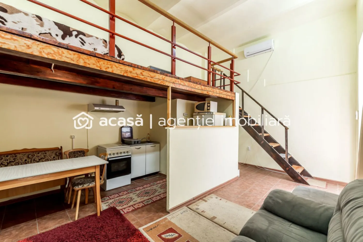 Spațiu birouri central cu 2 intrări pe Str. Unirii 1 Arad. - INVESTIȚIE CU POTENȚIAL DE ÎNCHIRIERE ÎN CENTRUL ARADULUI

Dacă urmărești o proprietate care poate genera venituri din închiriere, poziția este primul criteriu care contează. Iar această proprietate este amplasată exact acolo unde chiriașii caută vizibilitate și accesibilitate: pe Strada Unirii nr. 1, la câțiva pași de Teatrul Ioan Slavici și Bulevardul Revoluției, una dintre cele mai circulate zone ale Aradului.

Situat la parter, spațiul beneficiază de acces facil din curtea comună, fiind poziționat chiar în fața intrării, cu acces direct din strada Unirii. Acest aspect îl face potrivit pentru activități care lucrează cu publicul: birouri de contabilitate, consultanță, avocatură, asigurări, servicii medicale, agenții sau alte activități administrative.

Proprietatea este împărțită în două corpuri distincte, fiecare cu intrare separată din curte și grup sanitar propriu, oferind posibilitatea închirierii către doi chiriași diferiți.

Avantaje importante:
✔ Poziție ultracentrală, lângă Teatrul Ioan Slavici;
✔ Parter – acces ușor pentru clienți;
✔ Două intrări separate;
✔ Posibilitate de separare în două cărți funciare distincte;
✔ Potențial pentru două surse de venit din chirie;
✔ Preț competitiv pentru zona centrală.

Spațiul necesită reamenajare, oferind noului proprietar libertatea de a-l adapta exact nevoilor pieței și ale viitorilor chiriași.

Preț listare: 63.000 Euro

Pentru detalii și programarea unei vizionări:
Andrei Caracioni
☎ 0757 662 907
Acasă Arad

Cod proprietate: CP3137106