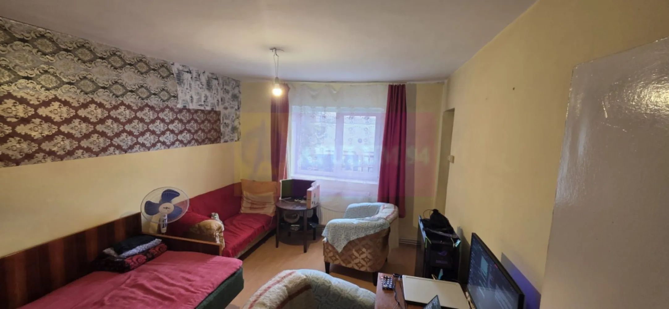 Garsoniera cu birou si balcon de vanzare in Campina - Garsonieră de vânzare în Câmpina 

Agenția Imobiliară Mervani vă propune spre vânzare o garsonieră practică și bine compartimentată, situată la etajul 2 al unui bloc cu 4 etaje, într-un bloc de garsoniere din municipiul Câmpina, județul Prahova. Câmpina este unul dintre cele mai apreciate orașe de pe Valea Prahovei, oferind acces facil către principalele puncte de interes din zonă.

Suprafață utilă: 29 mp
Suprafață construită: 40,53 mp

Compartimentare:
Hol de acces
Cameră de zi / dormitor cu balcon
Bucătărie
Baie cu cadă
Birou / dormitor pentru copil

Locuința beneficiază de centrală termică proprie pe gaz, oferind confort termic și costuri reduse de întreținere. De asemenea, dispune de contorizări separate pentru apă și energie electrică.

Scara blocului este curată, recent zugrăvită și bine întreținută, oferind un ambient plăcut și îngrijit pentru locatari.

Această proprietate reprezintă o alegere excelentă atât pentru locuit, cât și pentru investiție.

Pentru informații suplimentare și programarea unei vizionări:
Agenția Imobiliară Mervani
 0729 935 536
