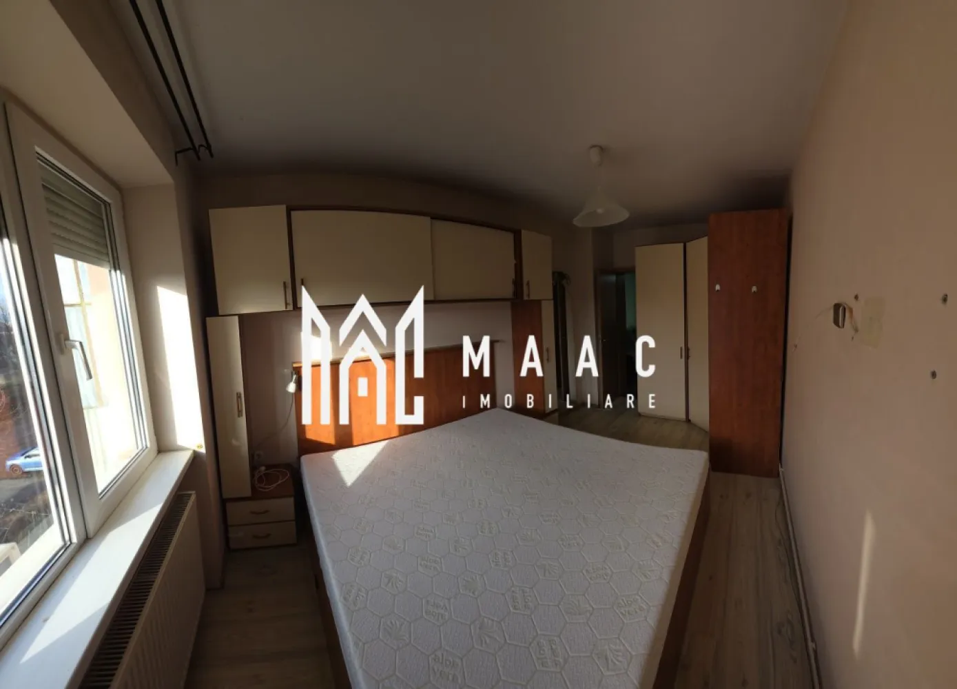 Apartament 2 camere | Etaj 2 | Balcon | 50 MPU | Trei Stejari - MAAC Imobiliare vă propune spre vânzare un apartament de 2 camere, situat într-o zonă liniștită, cu acces rapid către centrul orașului. Detalii proprietate: Suprafață utilă: 50 mp Etaj: 2 Compartimentare: semidecomandată Izolație exterioară Compartimentare și caracteristici: Living cu acces pe balcon Bucătărie Dormitor Baie Geamurile bucătăriei și dormitorului sunt orientate spre partea din spate a blocului, oferind liniște și intimitate Alte informații: Apartamentul se vinde parțial mobilat (bucătărie, baie, dormitor) Locuri de parcare disponibile în zona din spatele blocului Stație de autobuz la aproximativ 20 m Magazine, unități de alimentație publică și alte facilități în imediata apropiere Acces facil către centrul orașului Pentru mai multe detalii precizati telefonic ca ati vazut anuntul cu ID: CP2896303 }}
