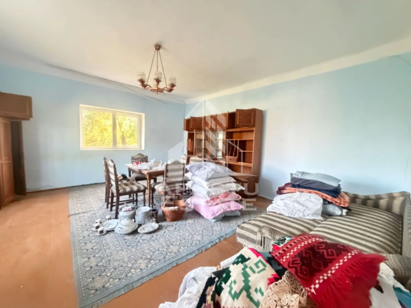 Casa batraneasca cu teren de 3022 mp, in Carani