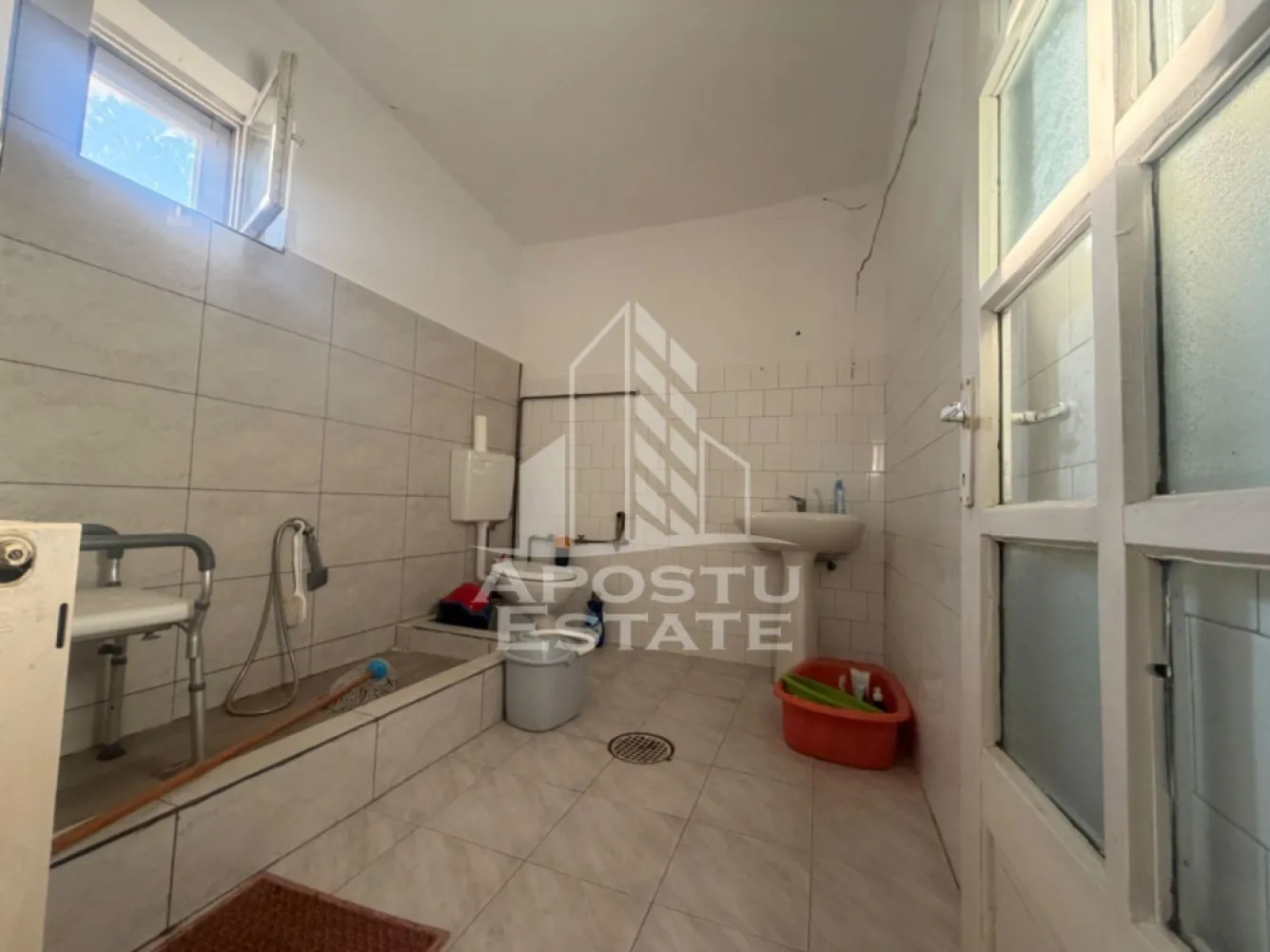 Casa batraneasca cu teren de 3022 mp, in Carani