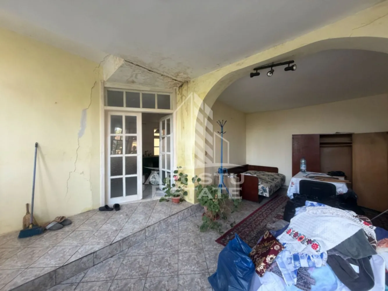 Casa batraneasca cu teren de 3022 mp, in Carani