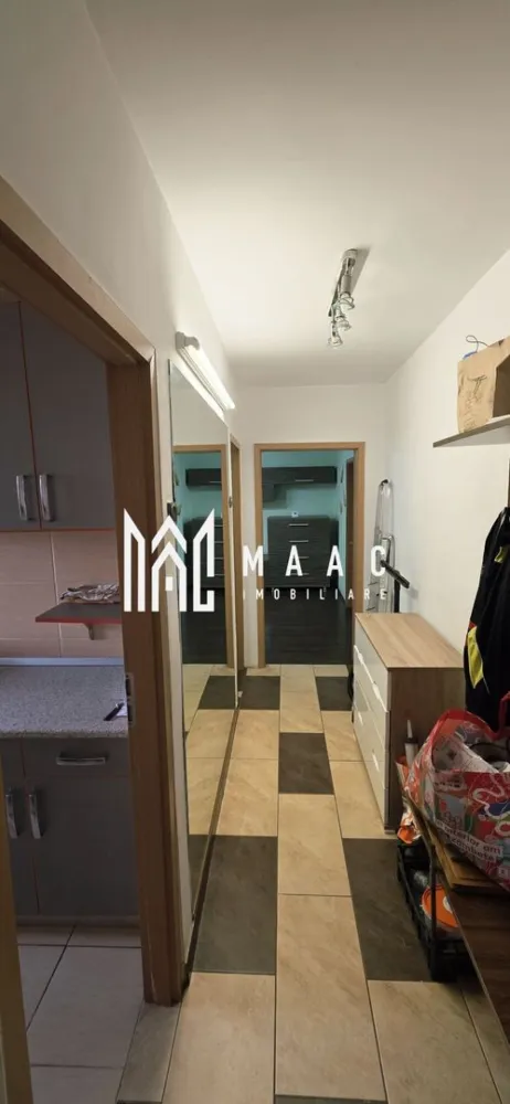 Apartament 2 camere | Etaj 2 | Balcon | 50 MPU | Trei Stejari - MAAC Imobiliare vă propune spre vânzare un apartament de 2 camere, situat într-o zonă liniștită, cu acces rapid către centrul orașului. Detalii proprietate: Suprafață utilă: 50 mp Etaj: 2 Compartimentare: semidecomandată Izolație exterioară Compartimentare și caracteristici: Living cu acces pe balcon Bucătărie Dormitor Baie Geamurile bucătăriei și dormitorului sunt orientate spre partea din spate a blocului, oferind liniște și intimitate Alte informații: Apartamentul se vinde parțial mobilat (bucătărie, baie, dormitor) Locuri de parcare disponibile în zona din spatele blocului Stație de autobuz la aproximativ 20 m Magazine, unități de alimentație publică și alte facilități în imediata apropiere Acces facil către centrul orașului Pentru mai multe detalii precizati telefonic ca ati vazut anuntul cu ID: CP2896303 }}