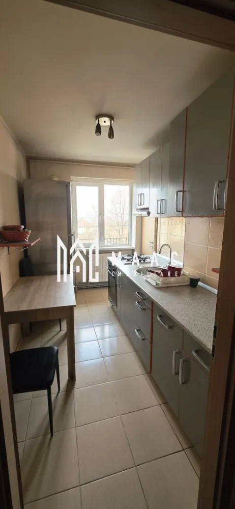 Apartament 2 camere | Etaj 2 | Balcon | 50 MPU | Trei Stejari - MAAC Imobiliare vă propune spre vânzare un apartament de 2 camere, situat într-o zonă liniștită, cu acces rapid către centrul orașului. Detalii proprietate: Suprafață utilă: 50 mp Etaj: 2 Compartimentare: semidecomandată Izolație exterioară Compartimentare și caracteristici: Living cu acces pe balcon Bucătărie Dormitor Baie Geamurile bucătăriei și dormitorului sunt orientate spre partea din spate a blocului, oferind liniște și intimitate Alte informații: Apartamentul se vinde parțial mobilat (bucătărie, baie, dormitor) Locuri de parcare disponibile în zona din spatele blocului Stație de autobuz la aproximativ 20 m Magazine, unități de alimentație publică și alte facilități în imediata apropiere Acces facil către centrul orașului Pentru mai multe detalii precizati telefonic ca ati vazut anuntul cu ID: CP2896303 }}
