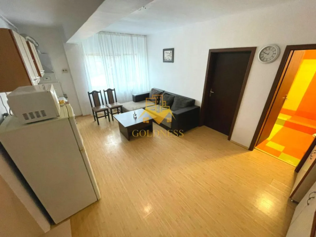 2 camere open space, Calea Turzii, Mihai Romanul, OMV, Buna Ziua - GOLDNESS Imobiliare vă propune spre vanzare un apartament cu 2 camere open-space complet mobilat și utilat, la etajul într-un imobil de 4 etaje, cu lift, în Cartierul Buna Ziua.

Se află în apropierea stațiilor de transport în comun, magazine, restaurante, spații verzi, farmacii, etc. 

Apartamentul este compartimentat astfel:
 - dormitor cu pat matrimonial, dressing, noptiere
 - living cu bucatarie open space complet utilată și mobilată, canapea extensibilă, loc de servit masa 
 - baie cu vana, calorifer port prosop și dulap pentru depozitare.
 - balcon 4 mp.

Imobilul este dotat cu toate cele necesare- centrală proprie, frigider, aragaz, hotă, mașină de spălat haine, etc. 

Dacă sunteți interesați de acest apartament și doriți să îl vizionați, dar și pentru alte oferte nu ezitați să ne contactați telefonic sau prin e-mail. Vă stăm la dispoziție!
Pentru intermediere se percepe un comision de 2% din prețul canzarii!