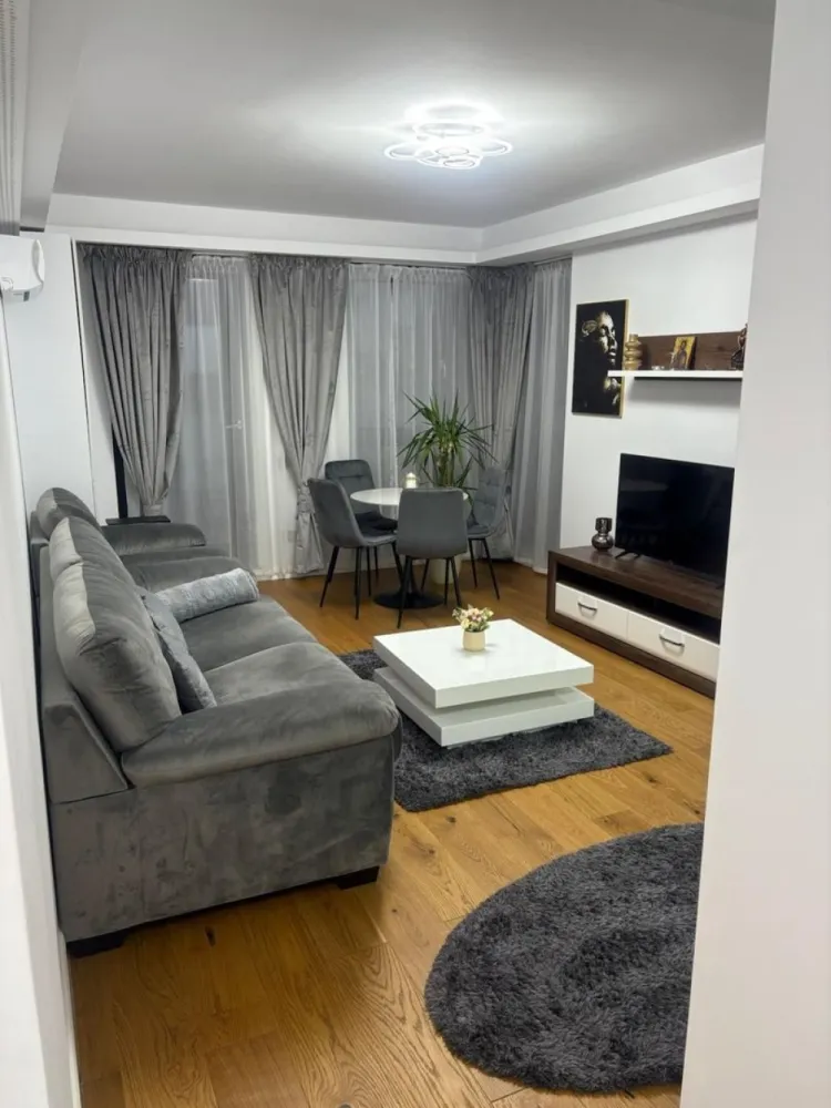 Apartament de lux 2 camere zona ultracentrala, complex rezidential - Inchiriere apartament 2 camere nou, complex rezidential, zona ultracentrala, langa Manastirea Antim, zona foarte linistita, mobilat de lux, 2 grupuri sanitare, terasa mare, incalzire in pardoseala, bucatarie dotata, plita gaz, cuptor electric, cuptor microunde, combina frigorifica, masina spalat cu uscator, loc parcare, multiple dotari. Apartamentul este in proxima apropiere a Palatului Parlamentului, ministere, Piata Unirii, cu acces imediat la zonele de interes si mijloacele de transport in comun.
Disponibil imediat . Seinchiriaza complet mobilat si utilat.
Va stam la dispozitie pentru informatii suplimentare sau pentru programarea unei vizionari.
Comisionul agentiei este de 50% din prima prima luna, iar perioada minima a inchirierii este de 12 luni.

Cu deosebita consideratie, 
Arbore Real Estate