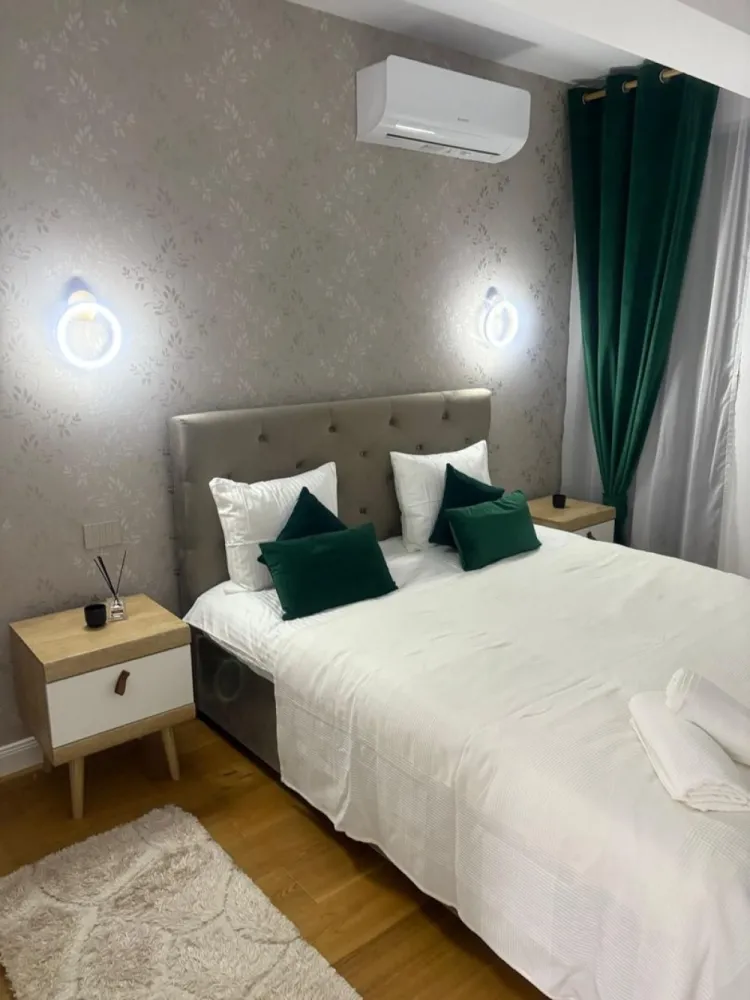 Apartament de lux 2 camere zona ultracentrala, complex rezidential - Inchiriere apartament 2 camere nou, complex rezidential, zona ultracentrala, langa Manastirea Antim, zona foarte linistita, mobilat de lux, 2 grupuri sanitare, terasa mare, incalzire in pardoseala, bucatarie dotata, plita gaz, cuptor electric, cuptor microunde, combina frigorifica, masina spalat cu uscator, loc parcare, multiple dotari. Apartamentul este in proxima apropiere a Palatului Parlamentului, ministere, Piata Unirii, cu acces imediat la zonele de interes si mijloacele de transport in comun.
Disponibil imediat . Seinchiriaza complet mobilat si utilat.
Va stam la dispozitie pentru informatii suplimentare sau pentru programarea unei vizionari.
Comisionul agentiei este de 50% din prima prima luna, iar perioada minima a inchirierii este de 12 luni.

Cu deosebita consideratie, 
Arbore Real Estate