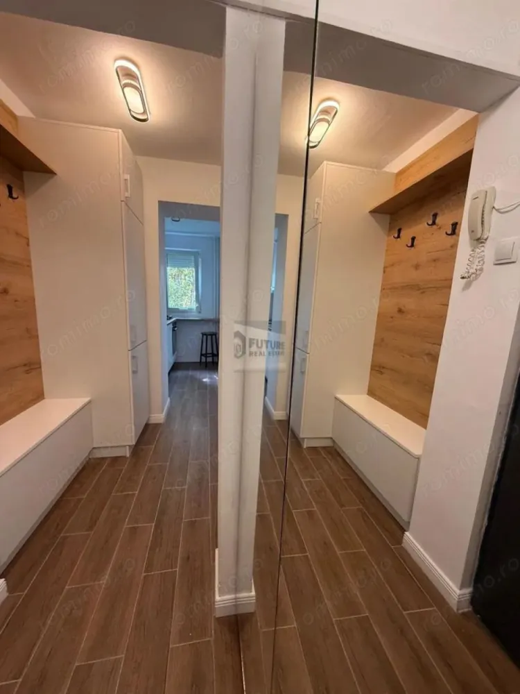 Spre închiriere apartament cu 3 camere, complet mobilat Brancoveanu - Proprietatea oferă un ambient modern și bine întreținut, fiind ideală pentru o familie, un cuplu sau persoane care își doresc confort și funcționalitate într-o zonă bine conectată. Apartamentul este amenajat complet, cu mobilier și electrocasnice incluse, astfel încât viitorii chiriași se pot muta fără investiții suplimentare. Un avantaj important îl reprezintă accesul facil la mijloacele de transport în comun, stația de autobuz aflându-se la aproximativ 4 minute de mers pe jos, asigurând legături rapide către punctele de interes ale orașului. Imobilul este potrivit pentru închiriere pe termen lung și oferă un raport excelent între confort, locație și funcționalitate. 📞 Pentru informații suplimentare și programarea unei vizionări, vă stăm la dispoziție. }}