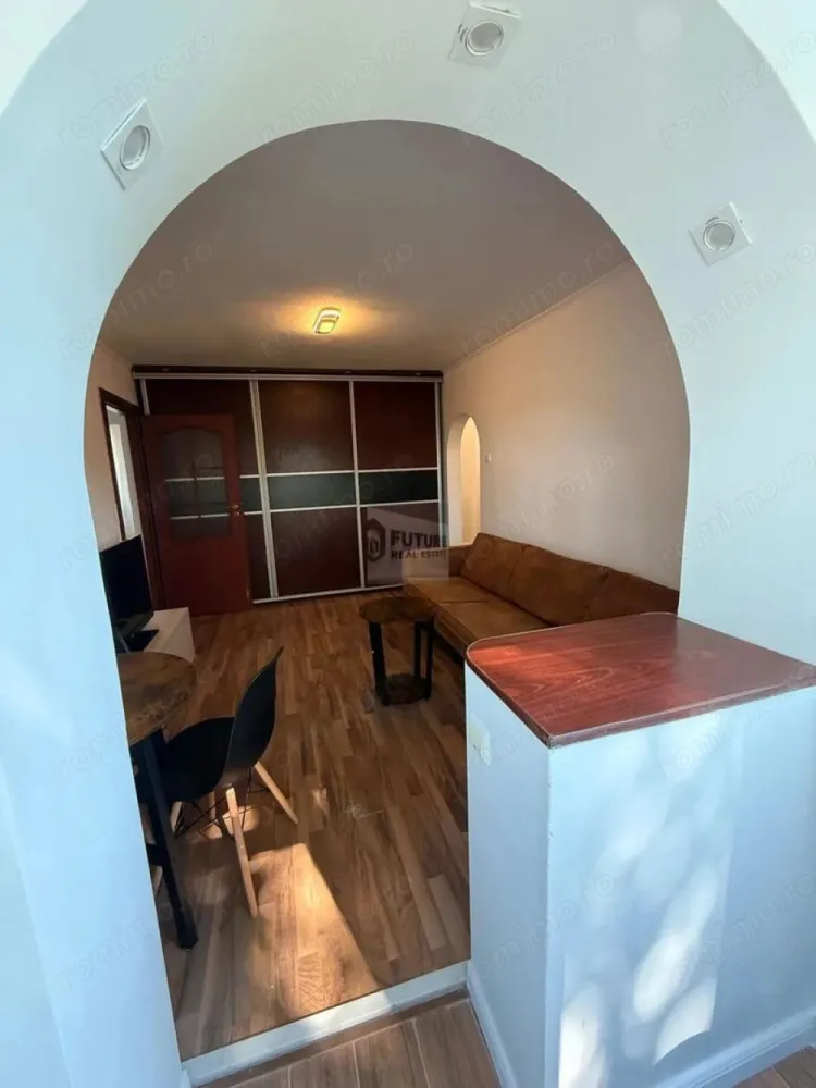 Spre închiriere apartament cu 3 camere, complet mobilat Brancoveanu - Proprietatea oferă un ambient modern și bine întreținut, fiind ideală pentru o familie, un cuplu sau persoane care își doresc confort și funcționalitate într-o zonă bine conectată. Apartamentul este amenajat complet, cu mobilier și electrocasnice incluse, astfel încât viitorii chiriași se pot muta fără investiții suplimentare. Un avantaj important îl reprezintă accesul facil la mijloacele de transport în comun, stația de autobuz aflându-se la aproximativ 4 minute de mers pe jos, asigurând legături rapide către punctele de interes ale orașului. Imobilul este potrivit pentru închiriere pe termen lung și oferă un raport excelent între confort, locație și funcționalitate. 📞 Pentru informații suplimentare și programarea unei vizionări, vă stăm la dispoziție. }}