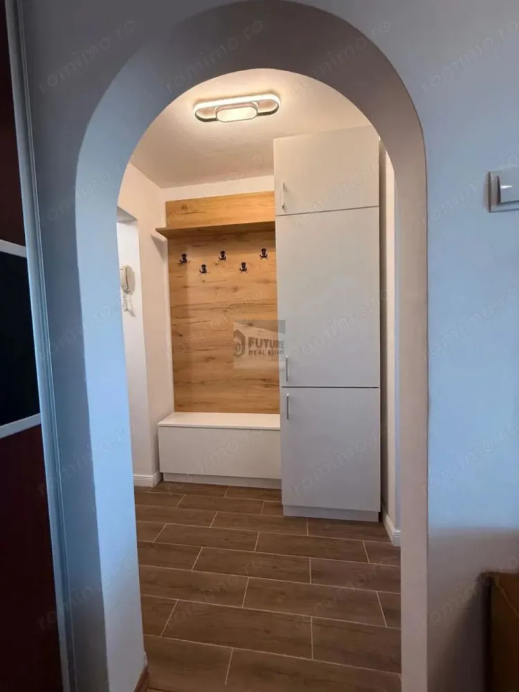 Spre închiriere apartament cu 3 camere, complet mobilat Brancoveanu - Proprietatea oferă un ambient modern și bine întreținut, fiind ideală pentru o familie, un cuplu sau persoane care își doresc confort și funcționalitate într-o zonă bine conectată. Apartamentul este amenajat complet, cu mobilier și electrocasnice incluse, astfel încât viitorii chiriași se pot muta fără investiții suplimentare. Un avantaj important îl reprezintă accesul facil la mijloacele de transport în comun, stația de autobuz aflându-se la aproximativ 4 minute de mers pe jos, asigurând legături rapide către punctele de interes ale orașului. Imobilul este potrivit pentru închiriere pe termen lung și oferă un raport excelent între confort, locație și funcționalitate. 📞 Pentru informații suplimentare și programarea unei vizionări, vă stăm la dispoziție. }}