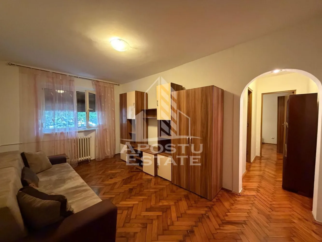 Apartament 3 camere de vanzare, parter, zona Dacia, Timisoara - Agentia imobiliara APOSTU ESTATE va propune spre vanzare un apartament semidecomandat spatios si elegant cu 3 camere de 50 mp, situat la parterul unui imobil de 4 etaje in zona Dacia din Timisoara, o zona linistita si foarte bine conectata. Aceasta proprietate este ideala pentru familii sau pentru cei care isi doresc un apartament bine compartimentat, confortabil si potrivit atat pentru locuinta proprie, cat si pentru investitie imobiliara.

Detalii generale:
- Suprafata utila: 50 mp
- Etaj: Parter/4

Compartimentare:
- Hol de acces generos
- Bucatarie complet mobilata si utilata
- Living luminos si spatios
- Dormitor matrimonial 
- O a doua camera
- Baie cu cada si geam

Confort si dotari:
- Apartamentul beneficiaza de incalzire prin termoficare
- Rulouri la geamuri
- Contorul de curent este nou

Localizare:
Zona este foarte linistita, cu acces rapid catre oras si multiple puncte de interes: supermarket-uri, piata, farmacii, scoli, gradinite, restaurante si mijloace de transport in comun. In apropiere se afla Iulius Mall, ceea ce creste atractivitatea proprietatii atat pentru locuit, cat si pentru inchiriere.

Agentia Apostu Estate va ofera consultata bancara gratuita prin intermediul colaboratorilor nostri si broker de credite pentru alegerea celui mai potrivit tip de credit, astfel incat dvs sa deveniti proprietar in cel mai scurt timp posibil.

Programeaza o vizionare chiar astazi si descopera avantajele acestui apartament spatios din Dacia!
ID intern: CP3157092!