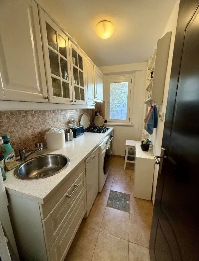 Apartament decomandat 2 camere Victoriei - Disponibil spre închiriere un apartament de 2 camere, situat la 3 minute de mers pe jos de stația de metrou și Piața Victoriei. Apartamentul este amplasat într-un bloc retras de la strada principală, la etajul 1/10, dotat cu lift. 

Detalii apartament:
• 2 camere spațioase și luminoase
• Balcon închis
• Complet utilat și mobilat modern
• Dotări:
• cablu TV și internet
• mașină de spălat vase
• mașină de spălat rufe cu uscator
• frigider
• televizoare
• aparate de aer condiționat
• loc de parcare inclus

Avantaje zonă:
• Acces facil la mijloace de transport (metrou, autobuze, tramvaie)
• Numeroase școli și grădinițe în apropiere
• Restaurante, cafenele, farmacii, saloane de înfrumusețare 
• Supermarketuri (Mega Image, Penny)
• Sală de fitness
• Parcul Kiseleff 

Apartamentul este ideal pentru o familie sau pentru persoane care își doresc să locuiască într-o zonă centrală, liniștită și bine conectată.
Accesul se poate face din Bd. Nicolae Titulescu.
Disponibil imediat . Se inchiriaza complet mobilat si utilat.
Va stam la dispozitie pentru informatii suplimentare sau pentru programarea unei vizionari.
Comisionul agentiei este de 50% din prima prima luna, iar perioada minima a inchirierii este de 12 luni.

Cu deosebita consideratie, 
Arbore Real Estate